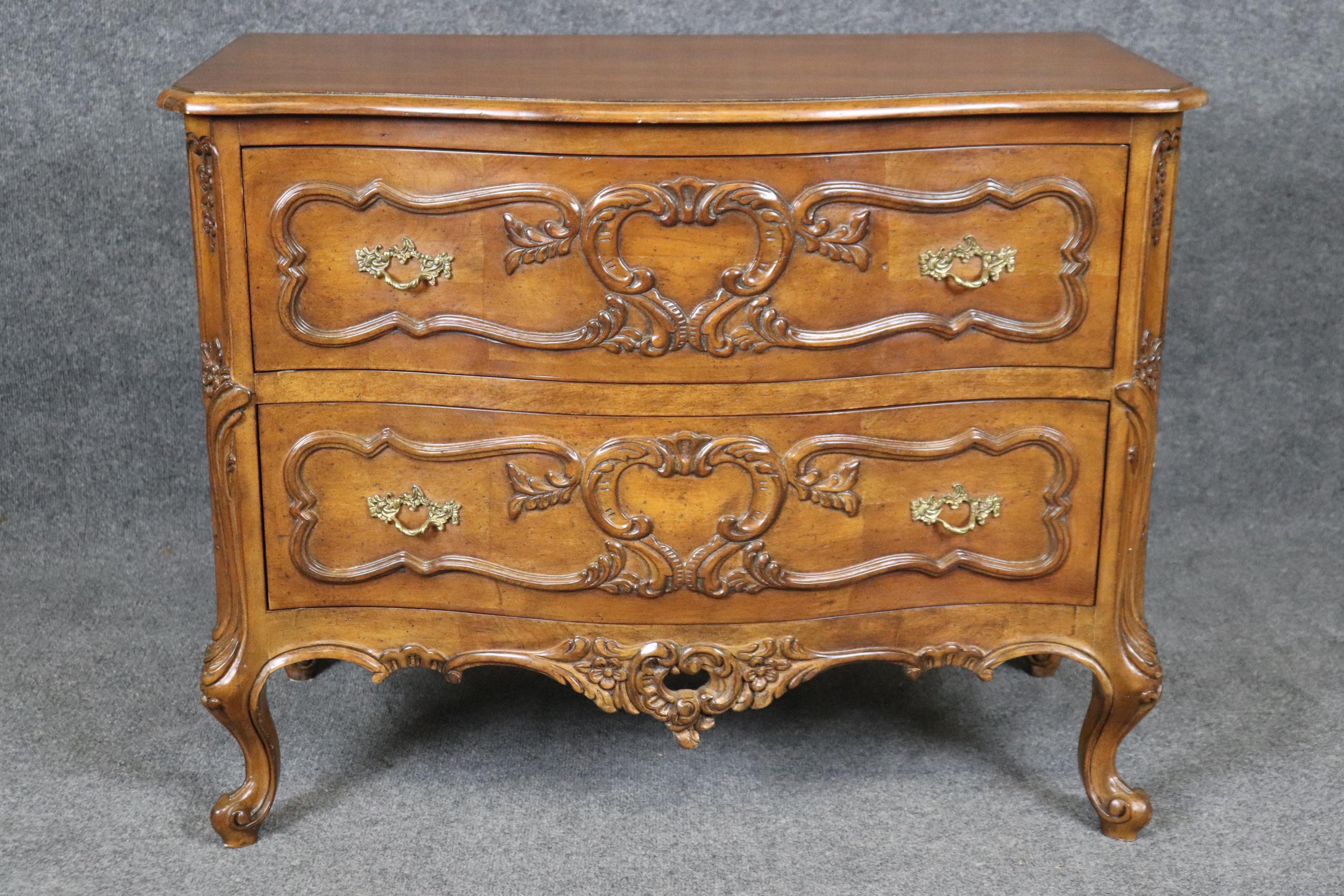 Si tratta di una commode di qualità in stile French Country o Luigi XV, in ottime condizioni per la sua età. Le superfici non sono danneggiate o presentano un'usura degna di nota. L'intaglio e le proporzioni sono meravigliose e il pezzo risale agli