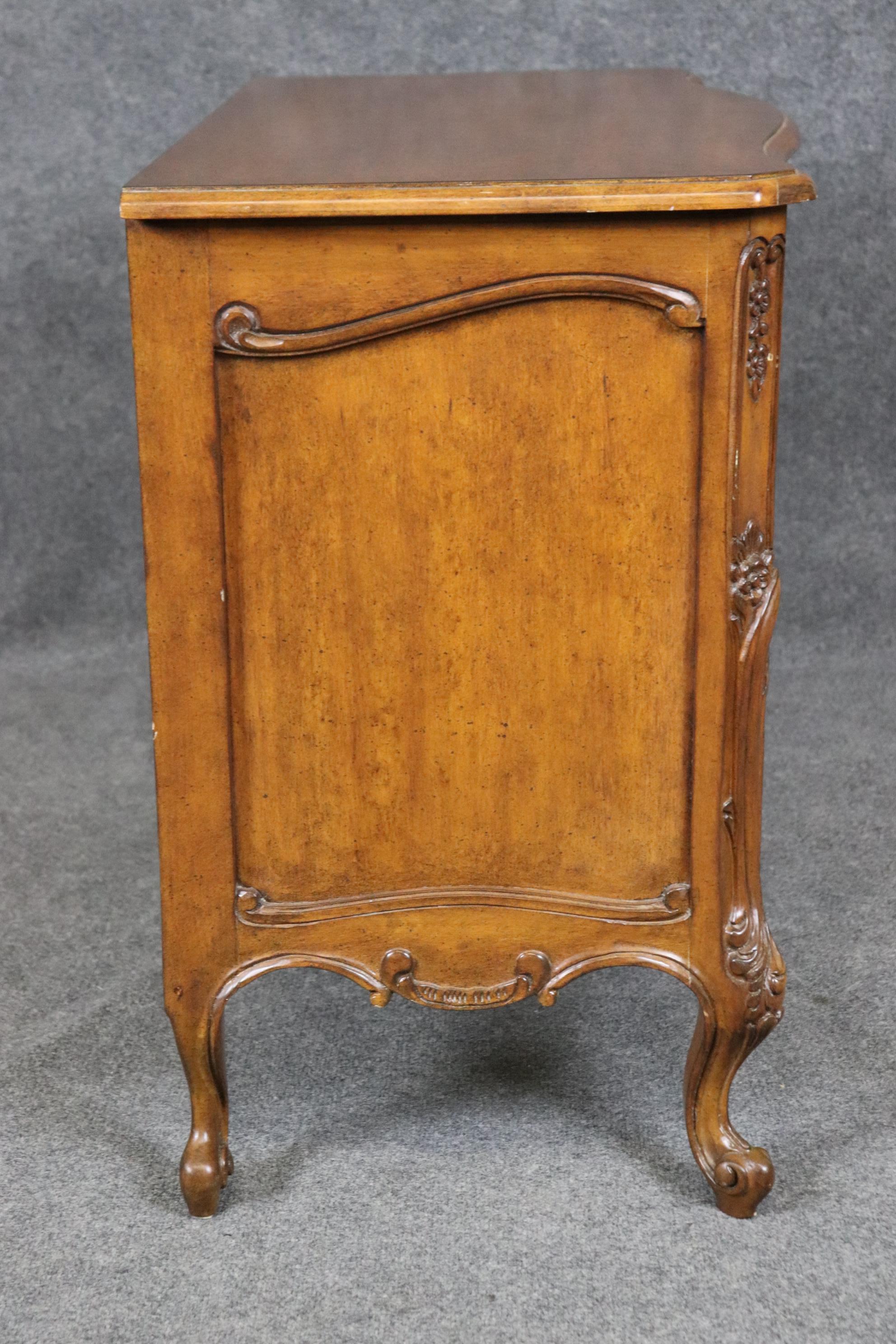 Commode in legno di noce intagliato in stile Luigi XV di alta qualità. In condizioni buone in vendita a Swedesboro, NJ