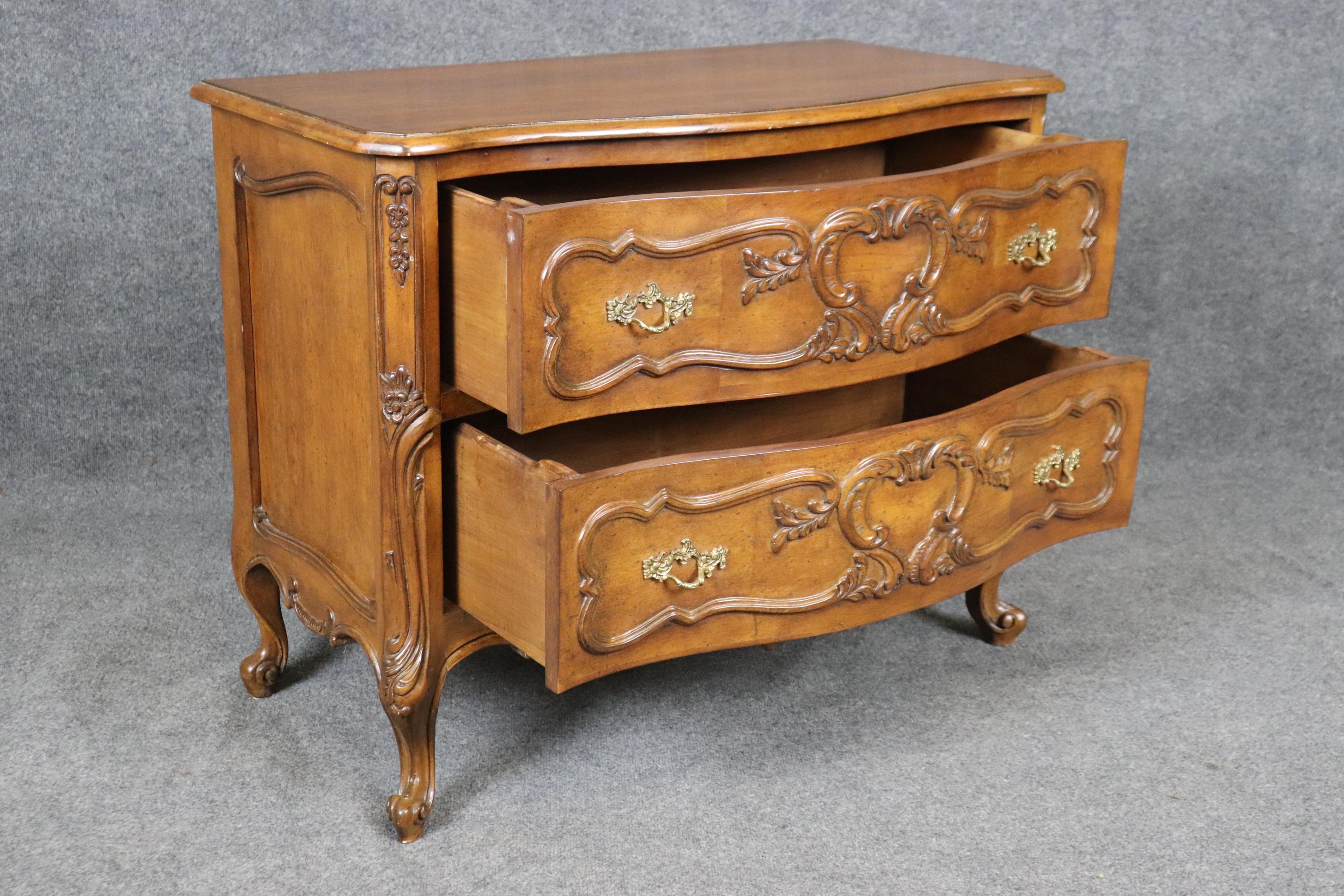 Metà XX secolo Commode in legno di noce intagliato in stile Luigi XV di alta qualità. in vendita