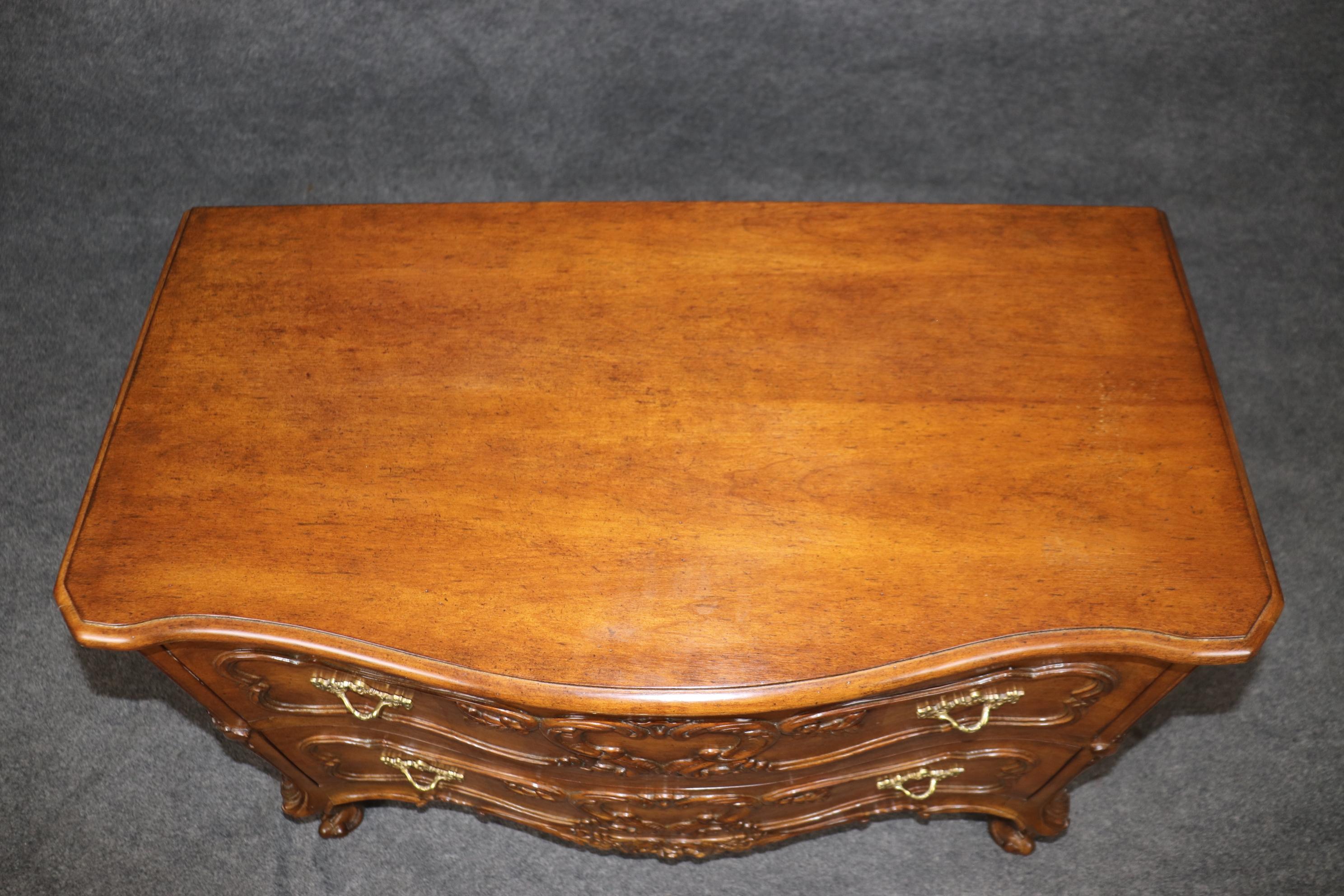 Noce Commode in legno di noce intagliato in stile Luigi XV di alta qualità. in vendita