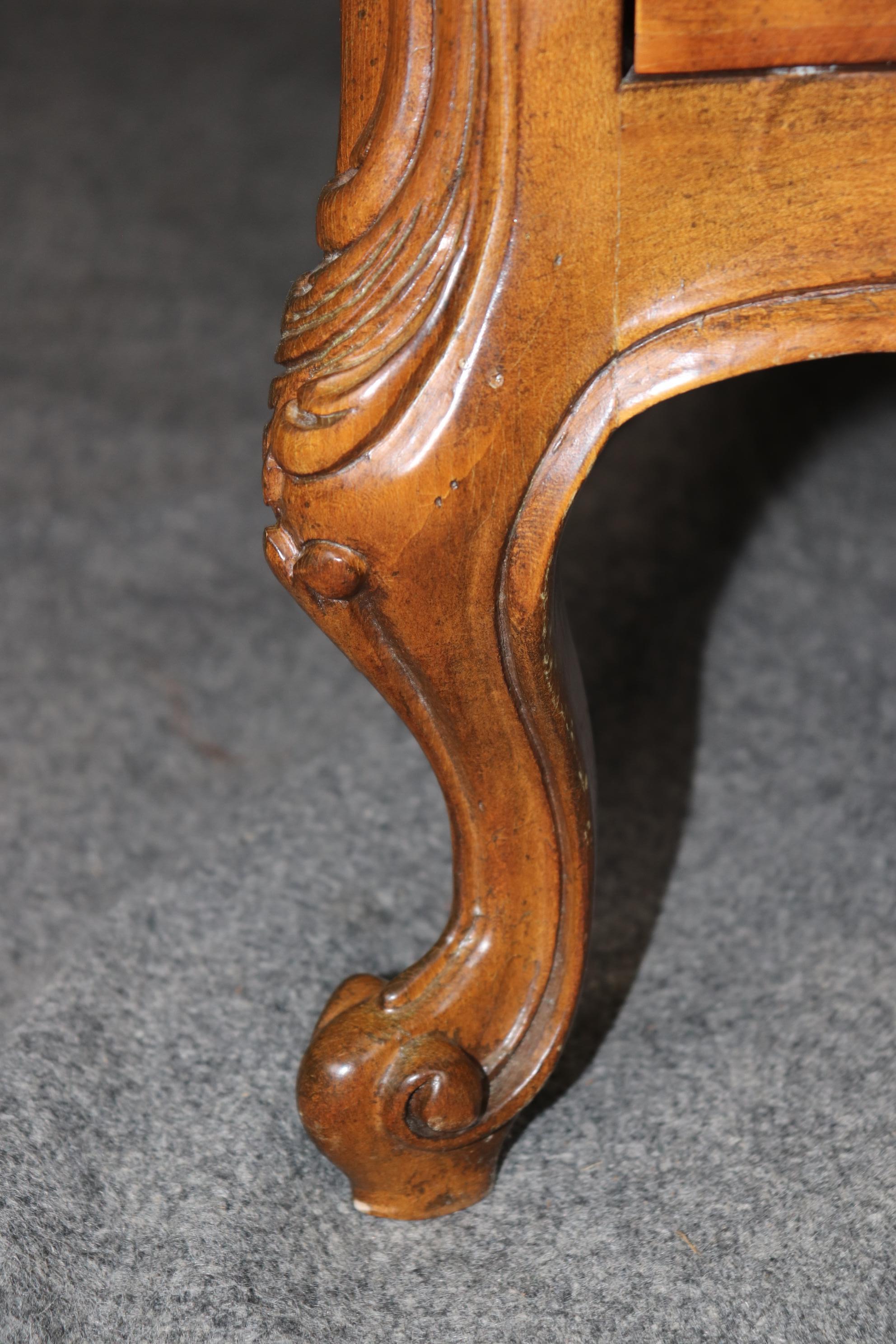 Commode in legno di noce intagliato in stile Luigi XV di alta qualità. in vendita 1