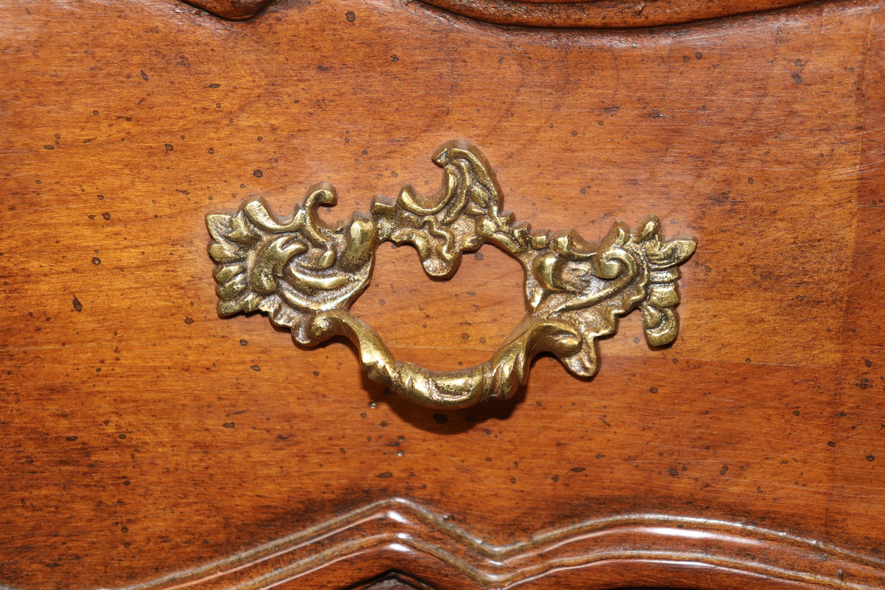 Commode in legno di noce intagliato in stile Luigi XV di alta qualità. in vendita 2