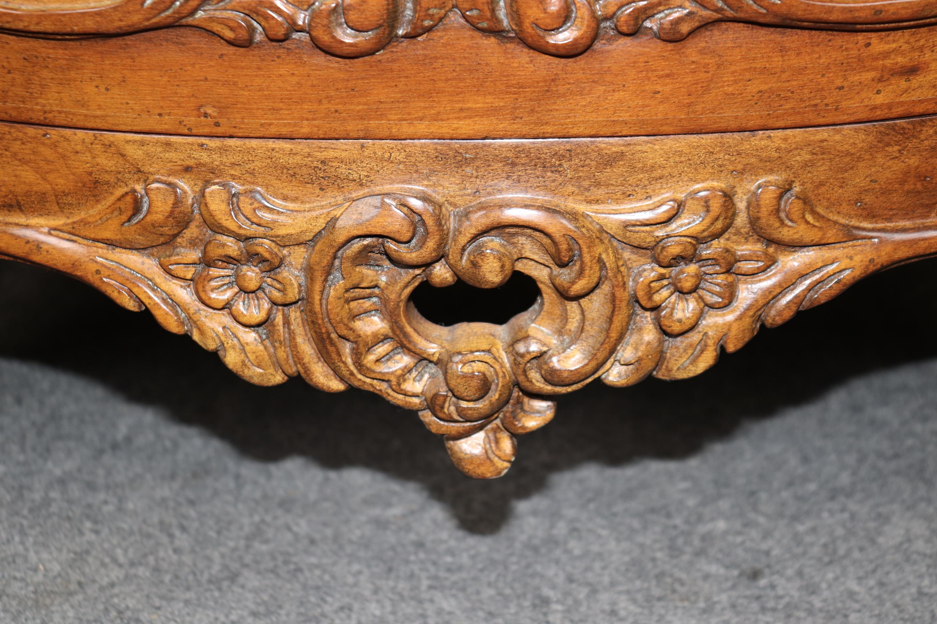 Commode in legno di noce intagliato in stile Luigi XV di alta qualità. in vendita 3