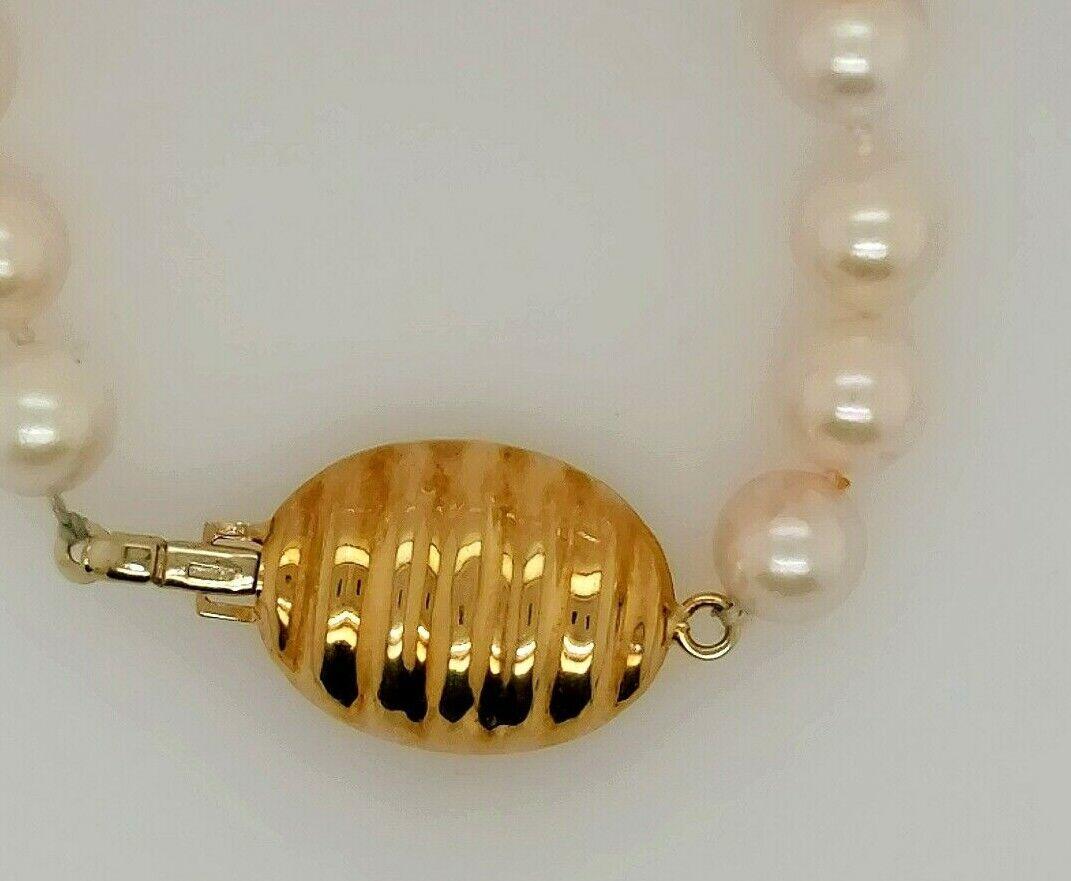 Fine Quality 9mm Cultured Pearl Necklace With 18ct Yellow Gold Fluted Clasp

Additional Information:
Clasp Weight: 4g
Clasp Measurement: 24mm x 18mm
Length: 17''
SMS2867