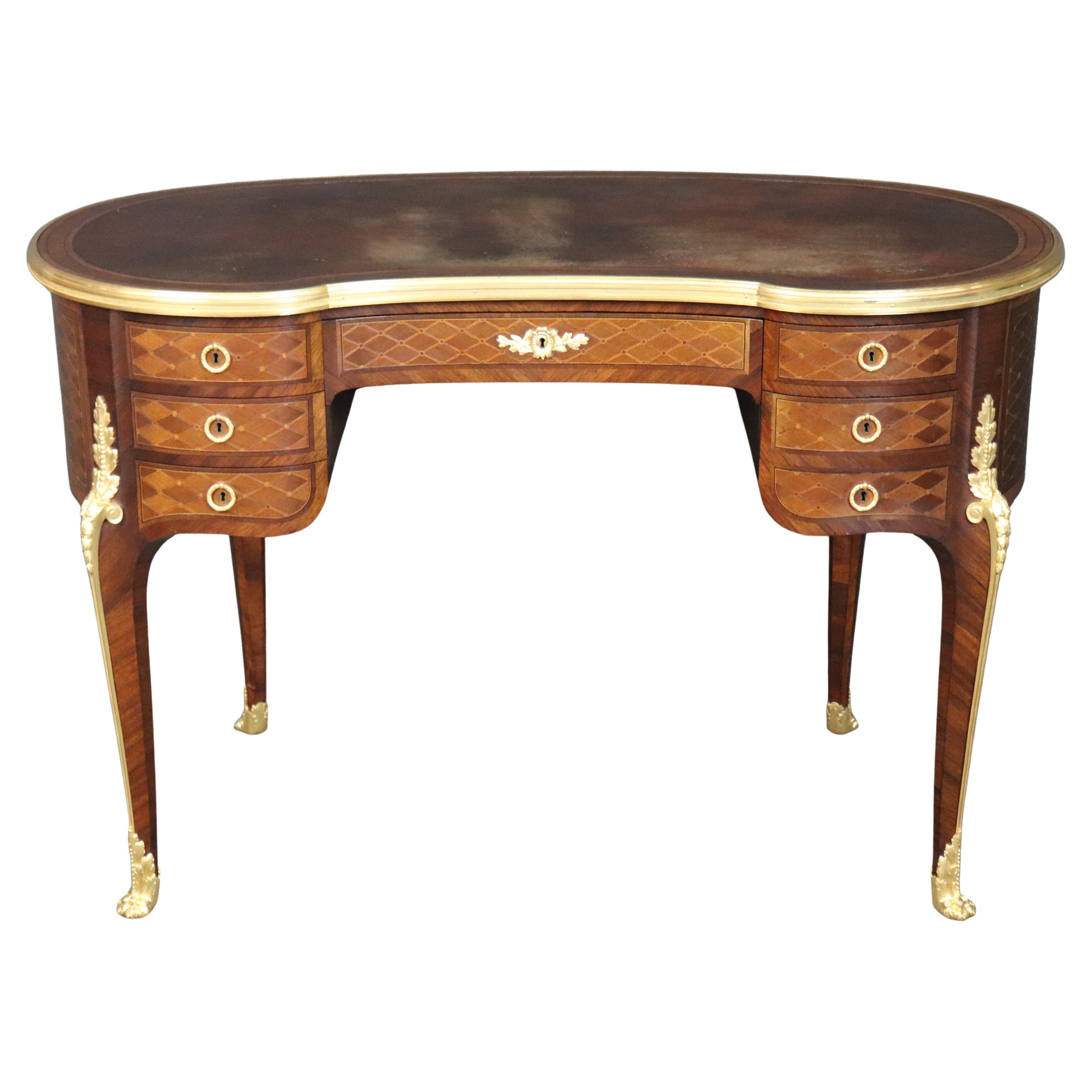 Escritorio de nogal con incrustaciones de parqué francés Paul Sormani de gran calidad Dore
Bronce