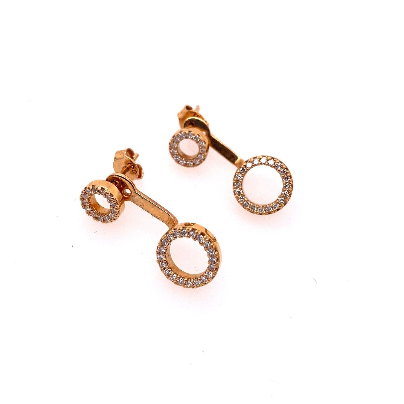 Orecchini a goccia e a perno di alta qualità con 0,68 carati di diamanti in oro giallo 18 carati.
Si tratta di un paio di orecchini a goccia e a perno in oro rosa 18ct con 0,68ct di diamanti rotondi taglio Brilliante. 
Informazioni aggiuntive:
Peso
