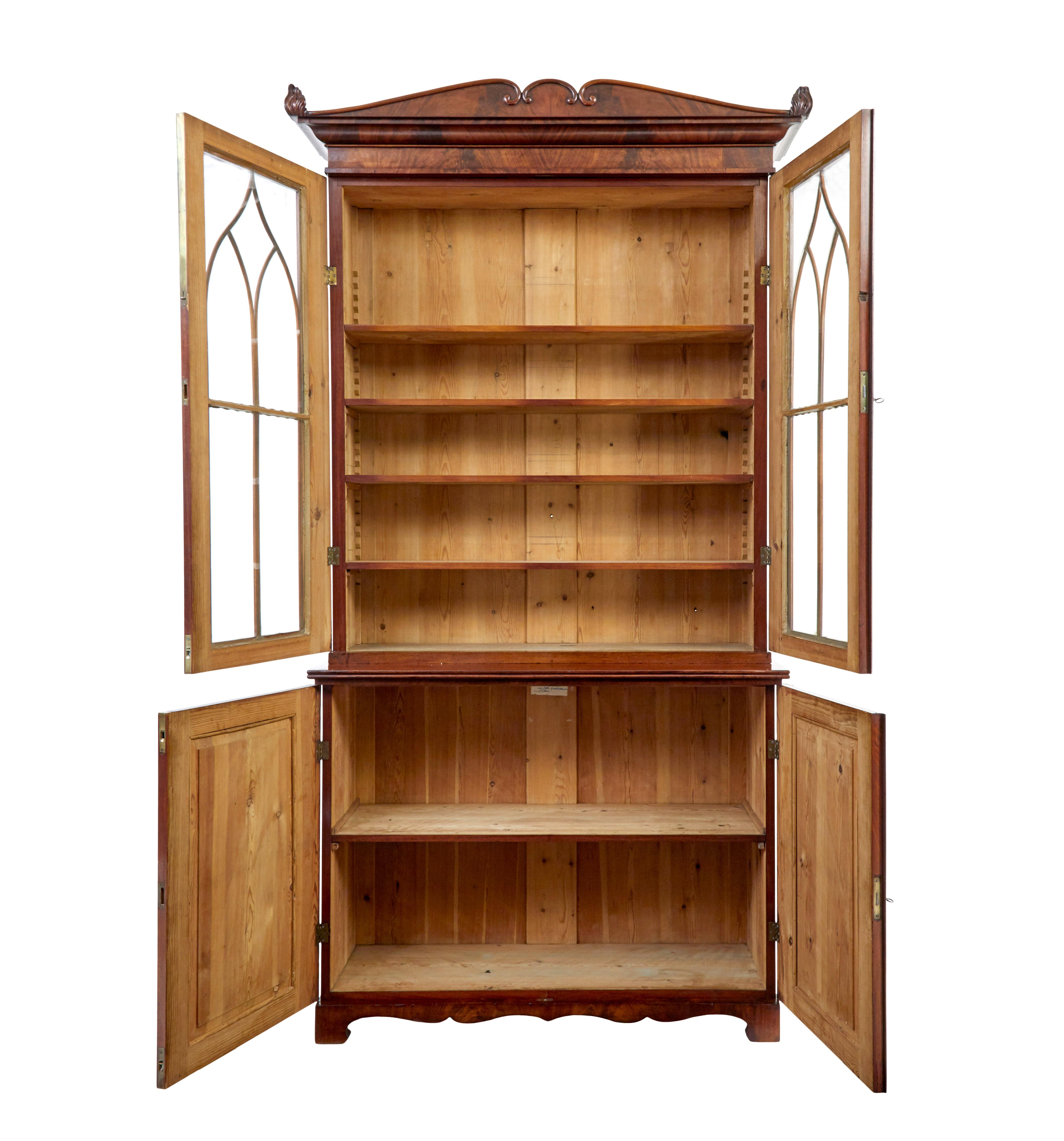 Bell'esempio di libreria del periodo Regency, circa 1820.

Molto simile a Thomas Hope.  Impiallacciature in mogano a fiamma abbinate da cima a fondo.  Composto da 3 sezioni, mobile inferiore, mobile vetrato e cornice rimovibile.

Cornicione sagomato