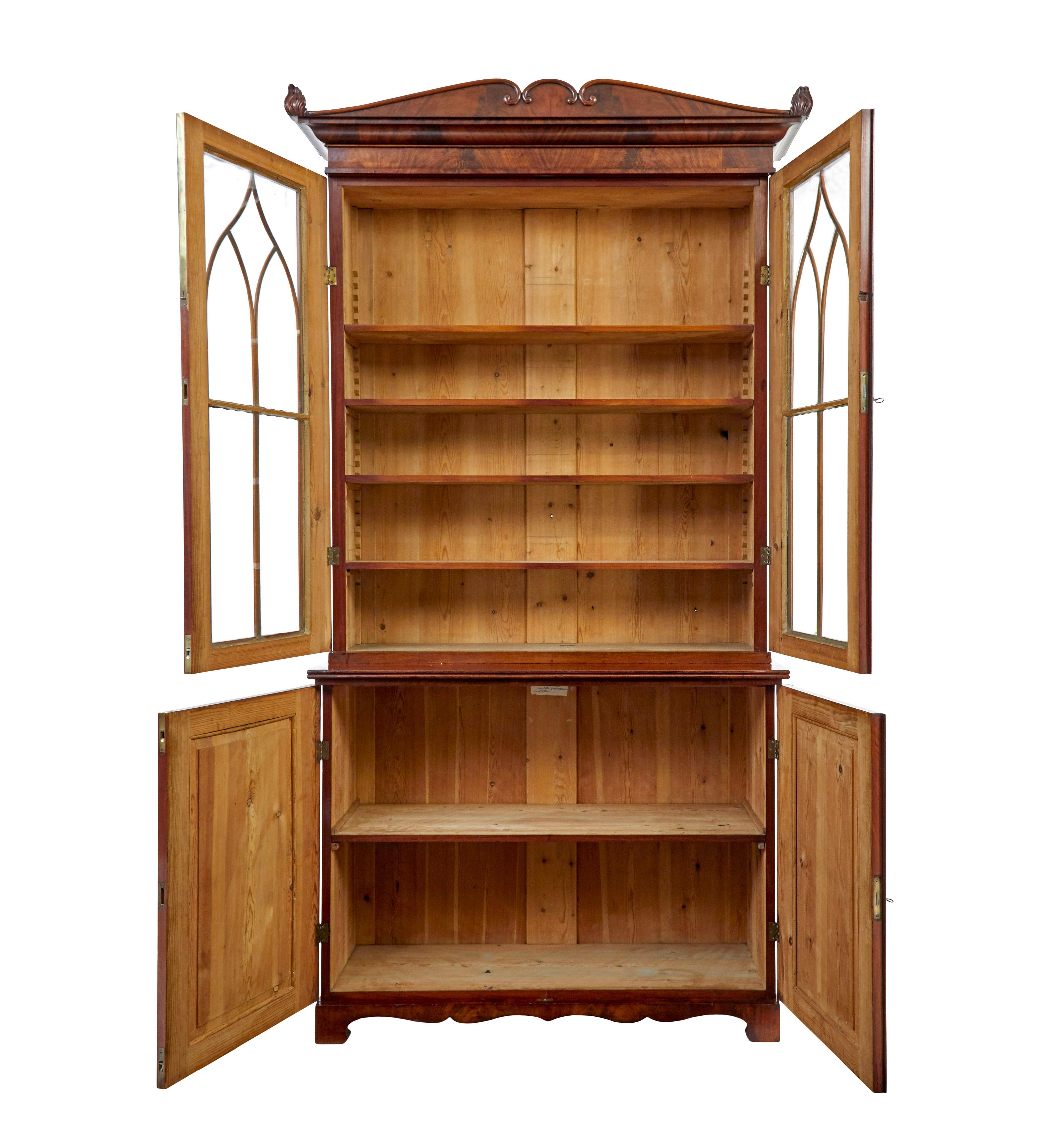 Fino ejemplo de librería de la época de la regencia, hacia 1820.

Muy al estilo de Thomas Hope.  Chapas de caoba flameada a juego de arriba abajo.  Consta de 3 secciones, armario inferior, armario acristalado y cornisa desmontable.

Cornisa