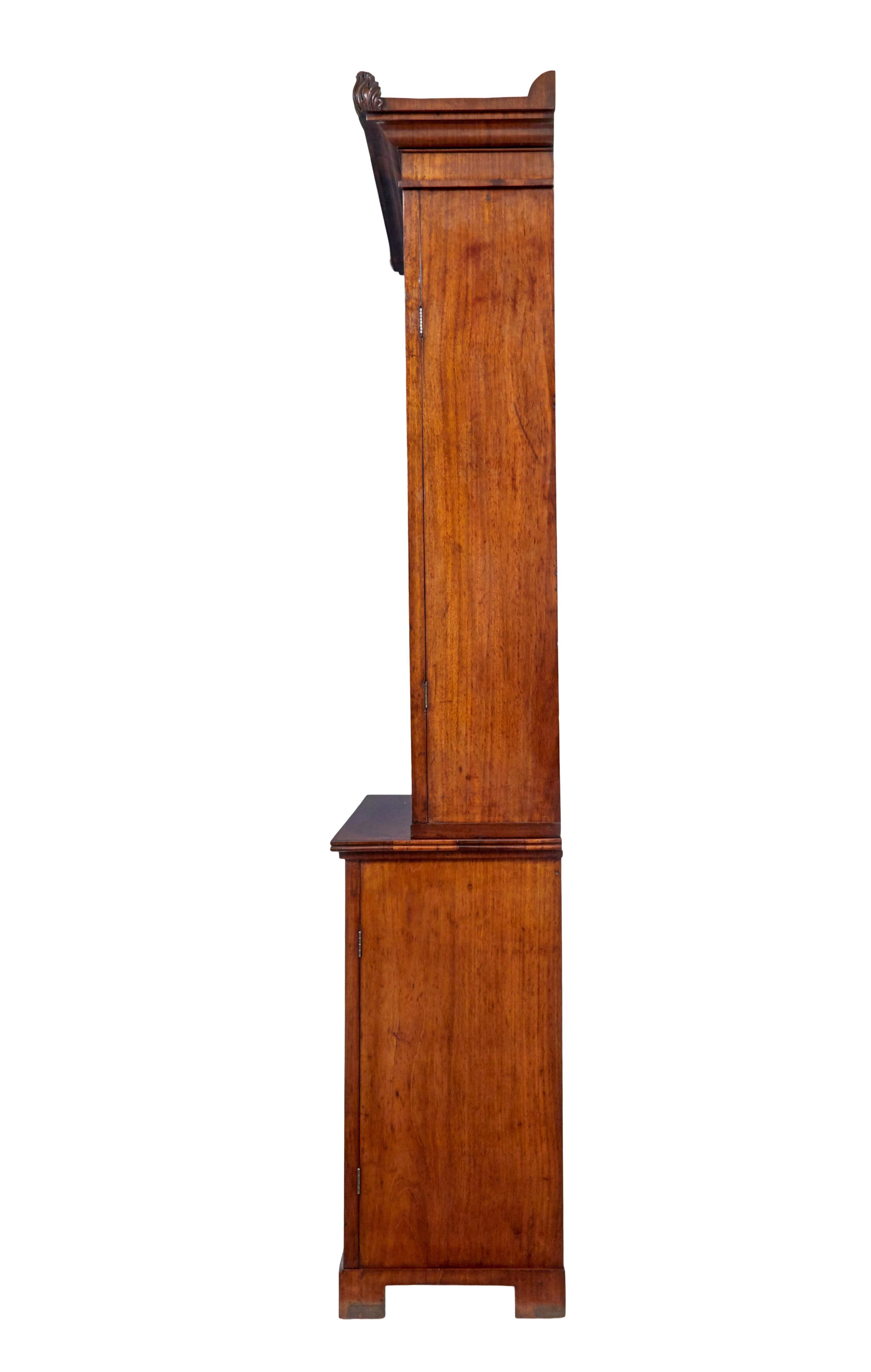 Librería de caoba flameada de gran calidad de principios del siglo XIX Imperio en venta