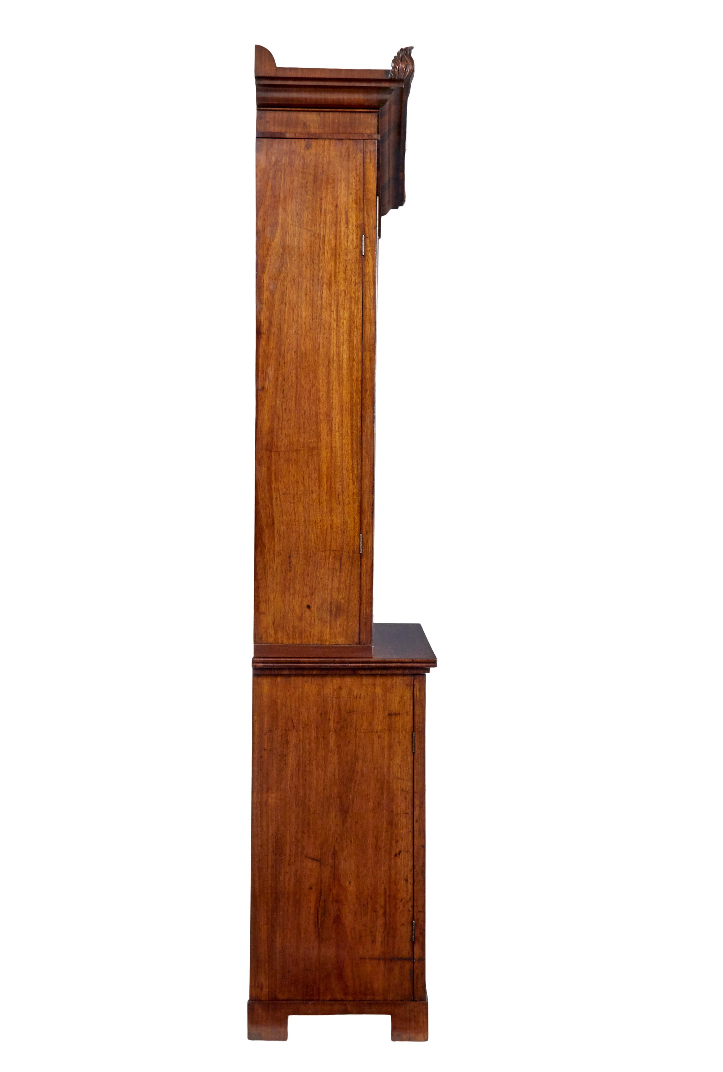 Hand-Carved Fine quality early 19th century flame mahogany bookcase For Sale