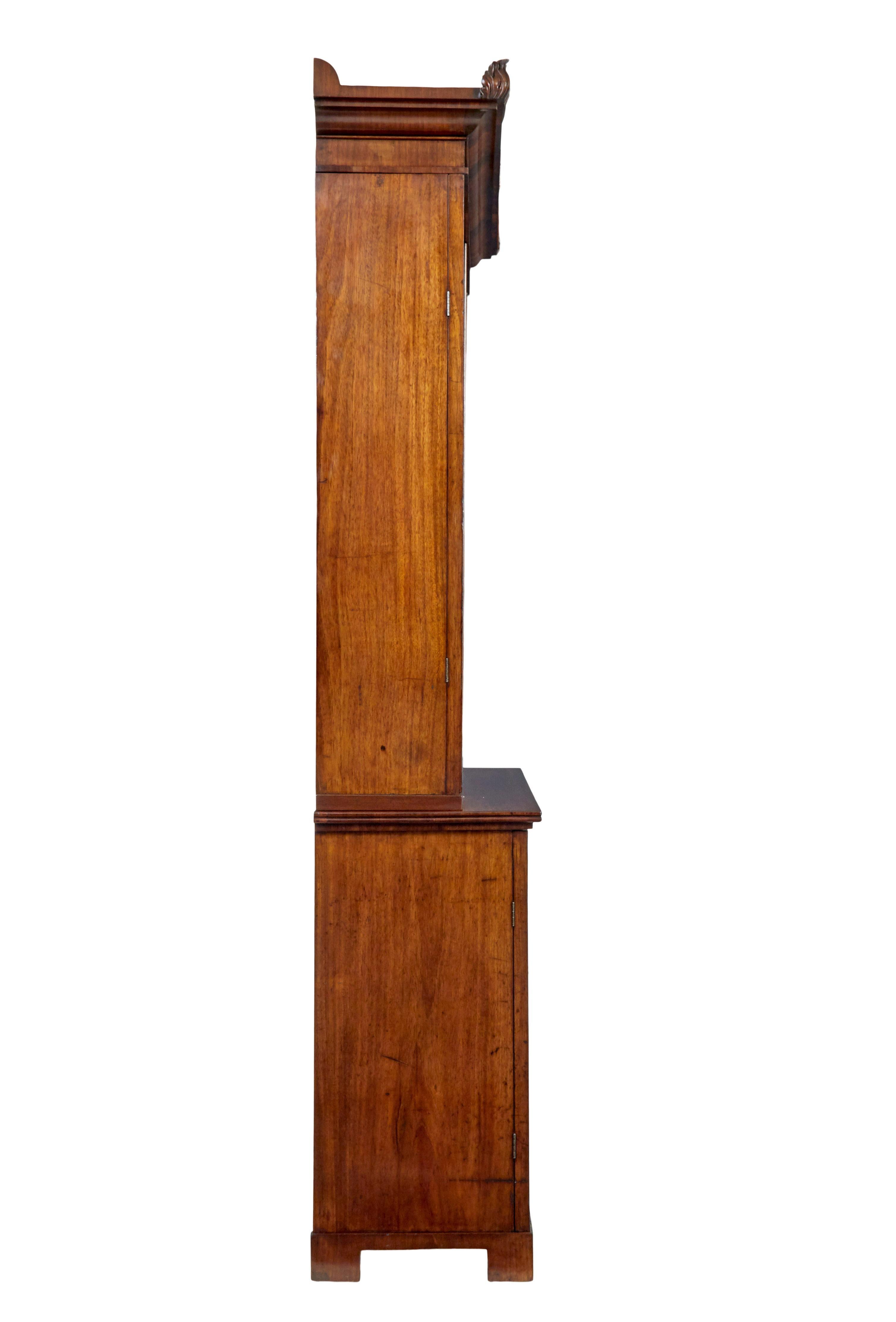 Librería de caoba flameada de gran calidad de principios del siglo XIX Tallado a mano en venta