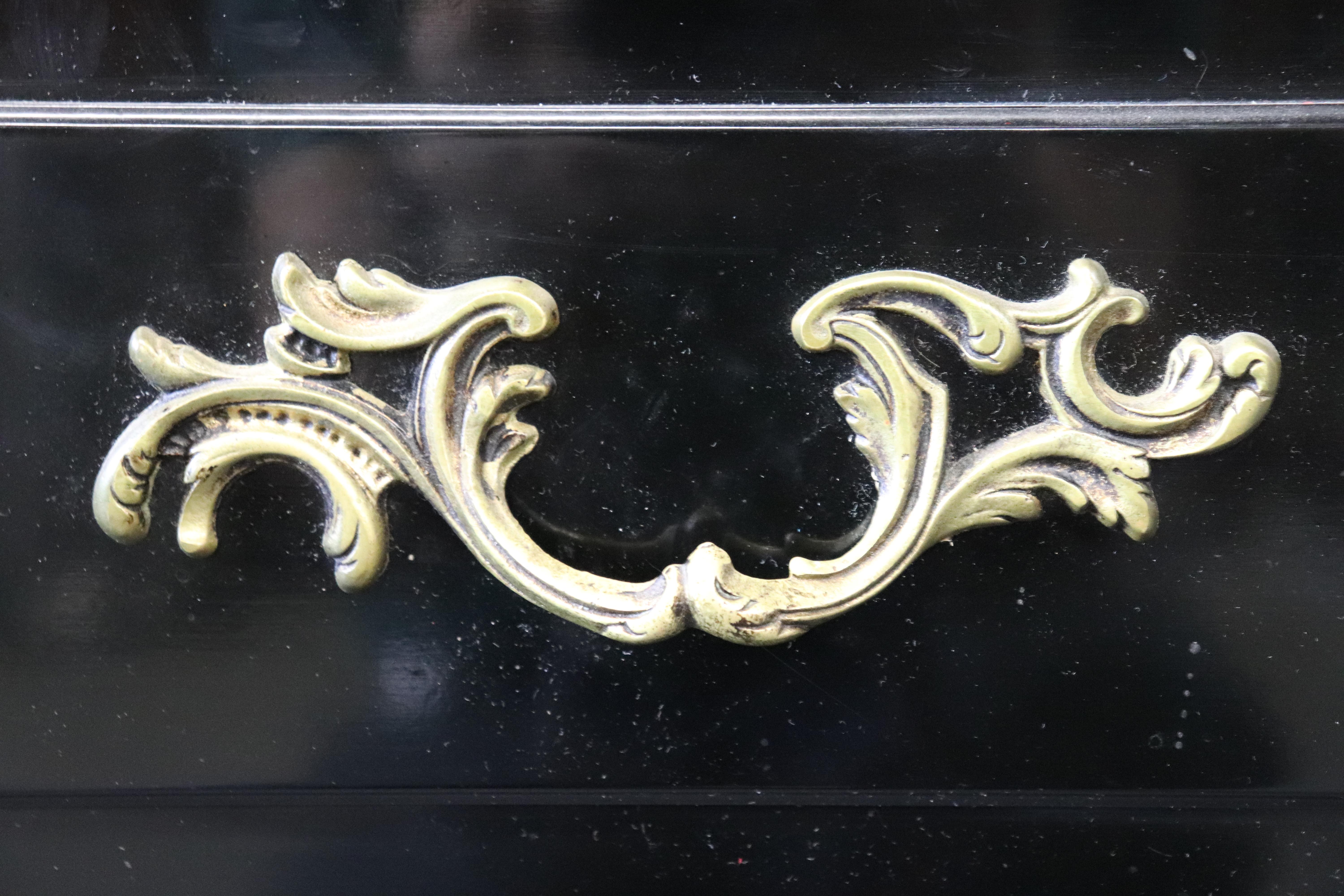 Tavolo da console in stile Luigi XV con montatura in bronzo e lacca nera di alta qualità in vendita 4