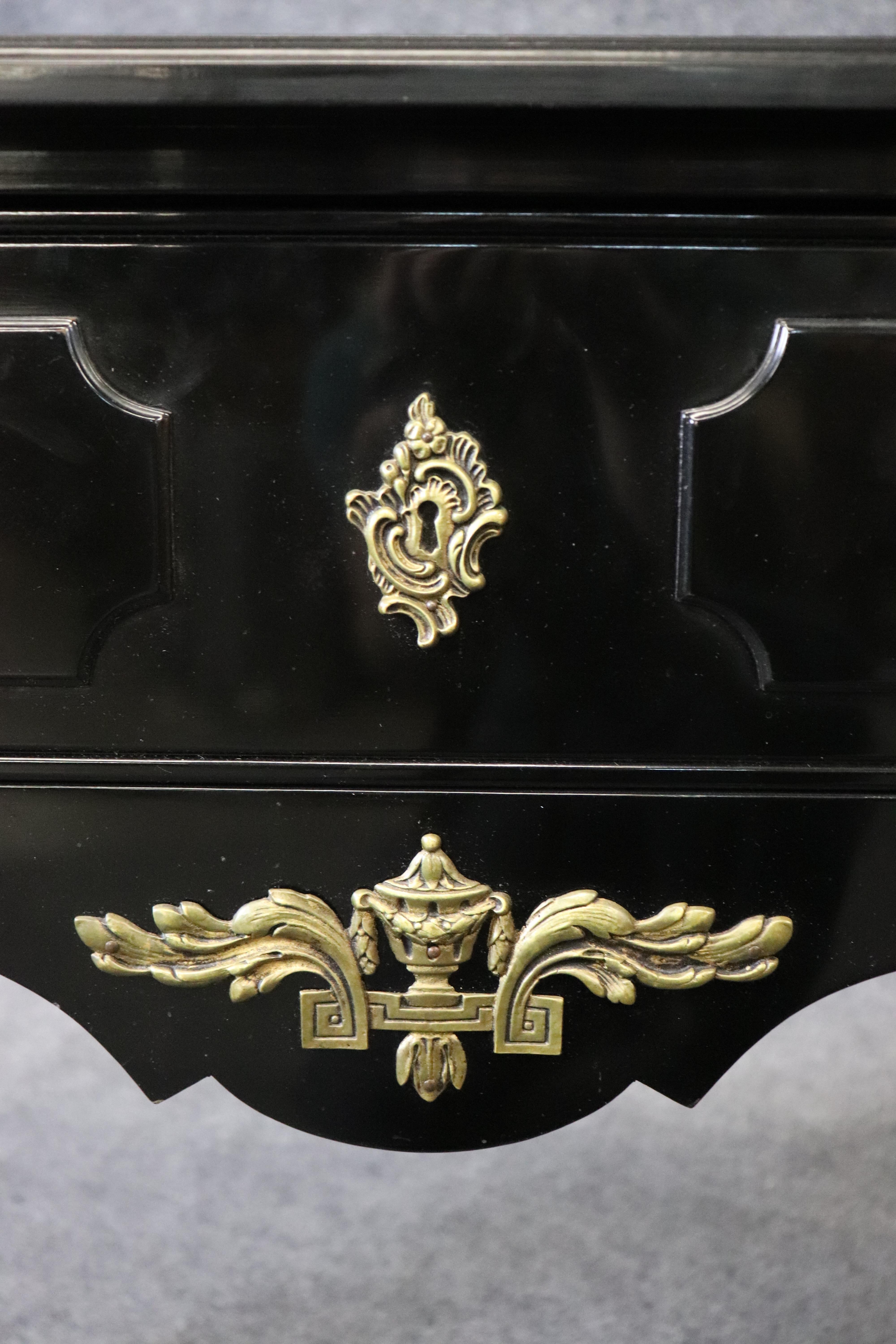 Tavolo da console in stile Luigi XV con montatura in bronzo e lacca nera di alta qualità in vendita 5