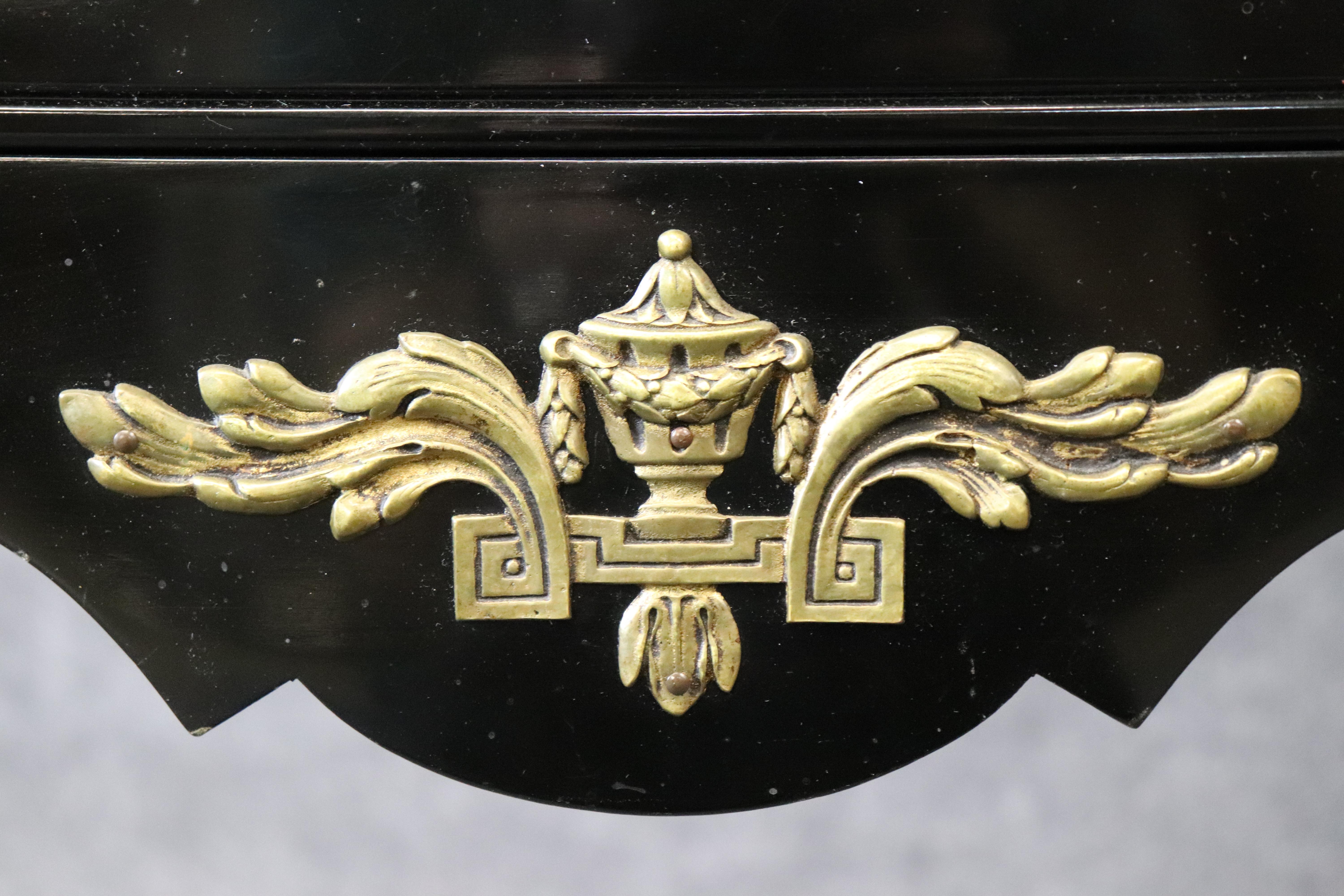 Tavolo da console in stile Luigi XV con montatura in bronzo e lacca nera di alta qualità in vendita 6
