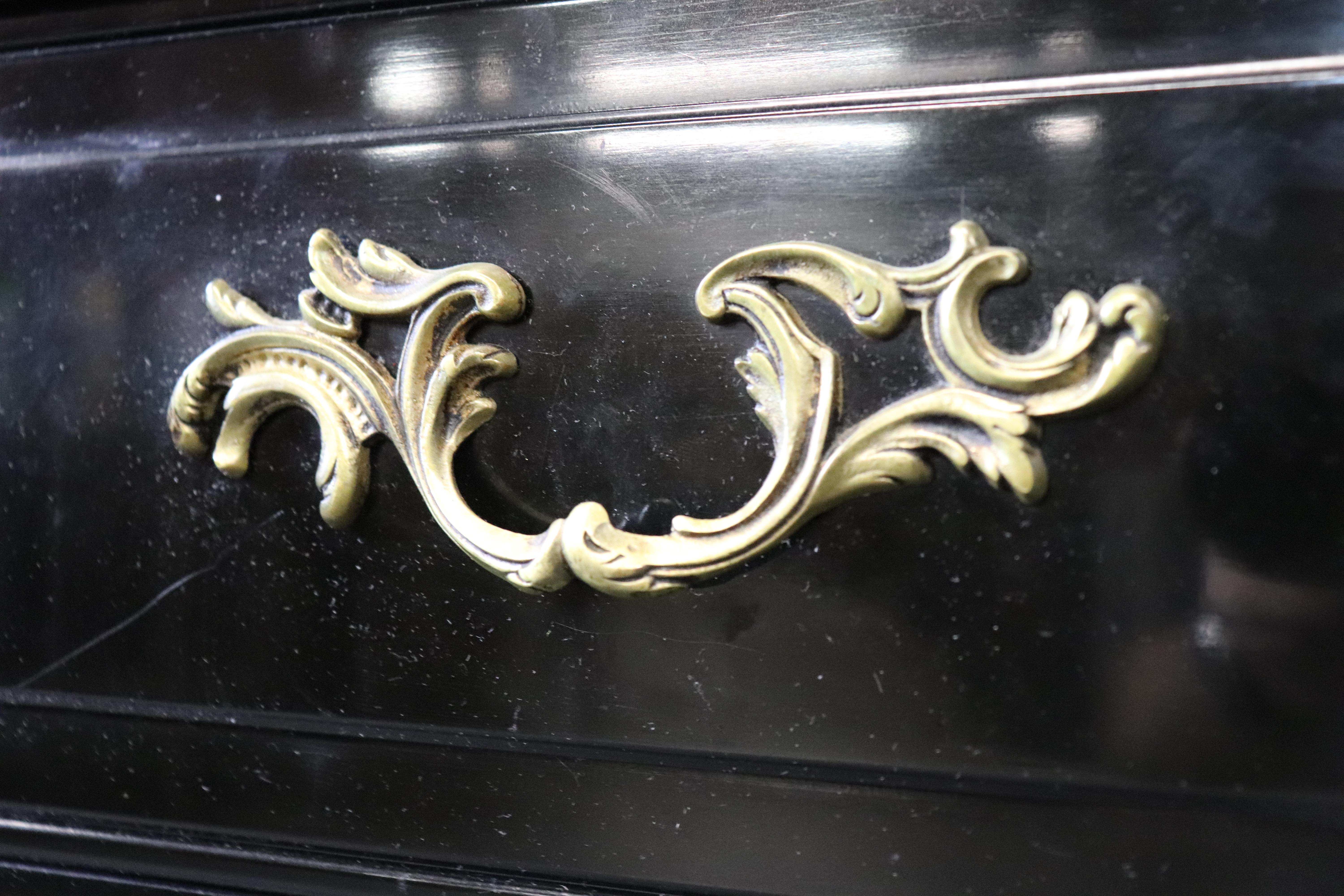 Tavolo da console in stile Luigi XV con montatura in bronzo e lacca nera di alta qualità in vendita 8