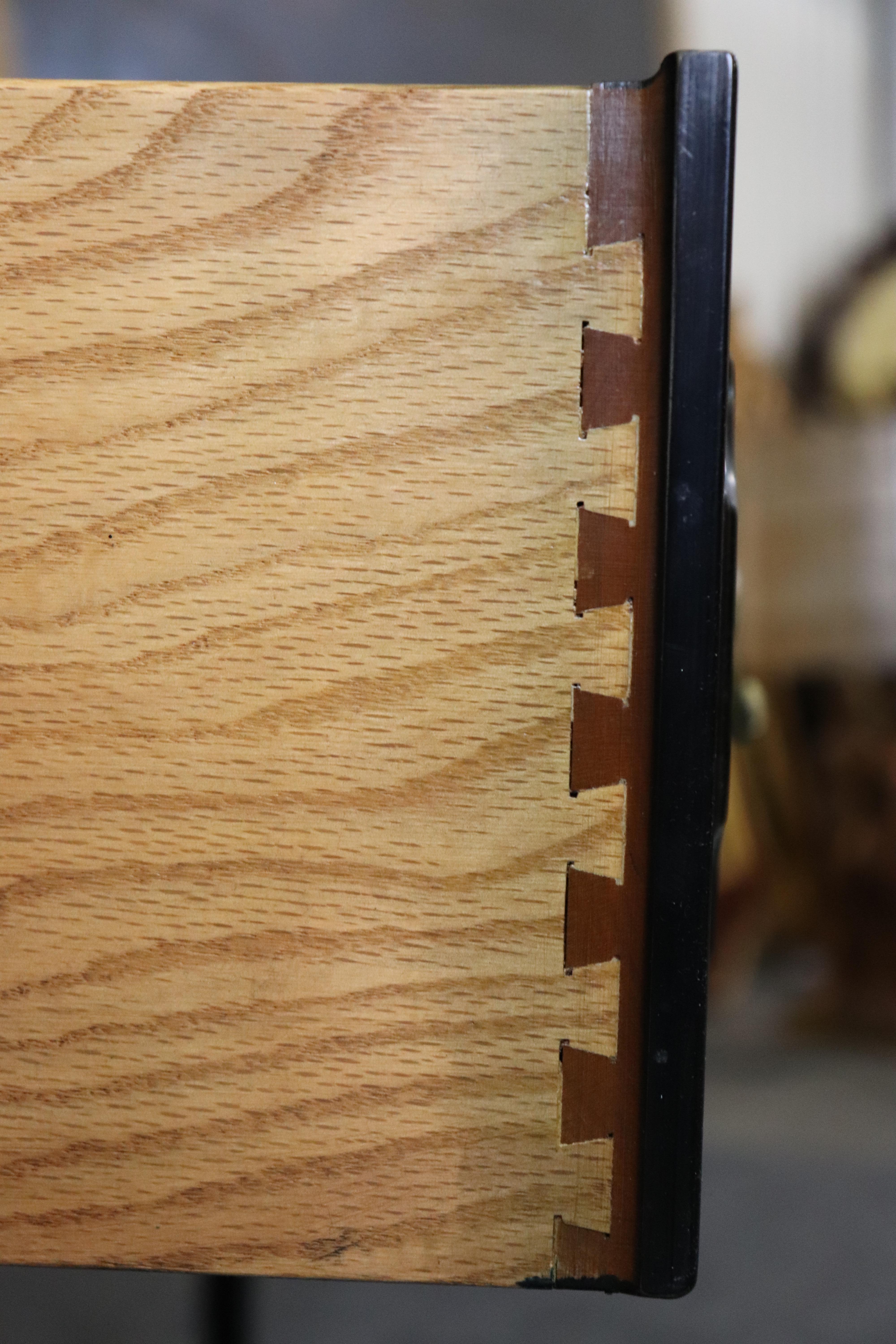 Tavolo da console in stile Luigi XV con montatura in bronzo e lacca nera di alta qualità in vendita 10
