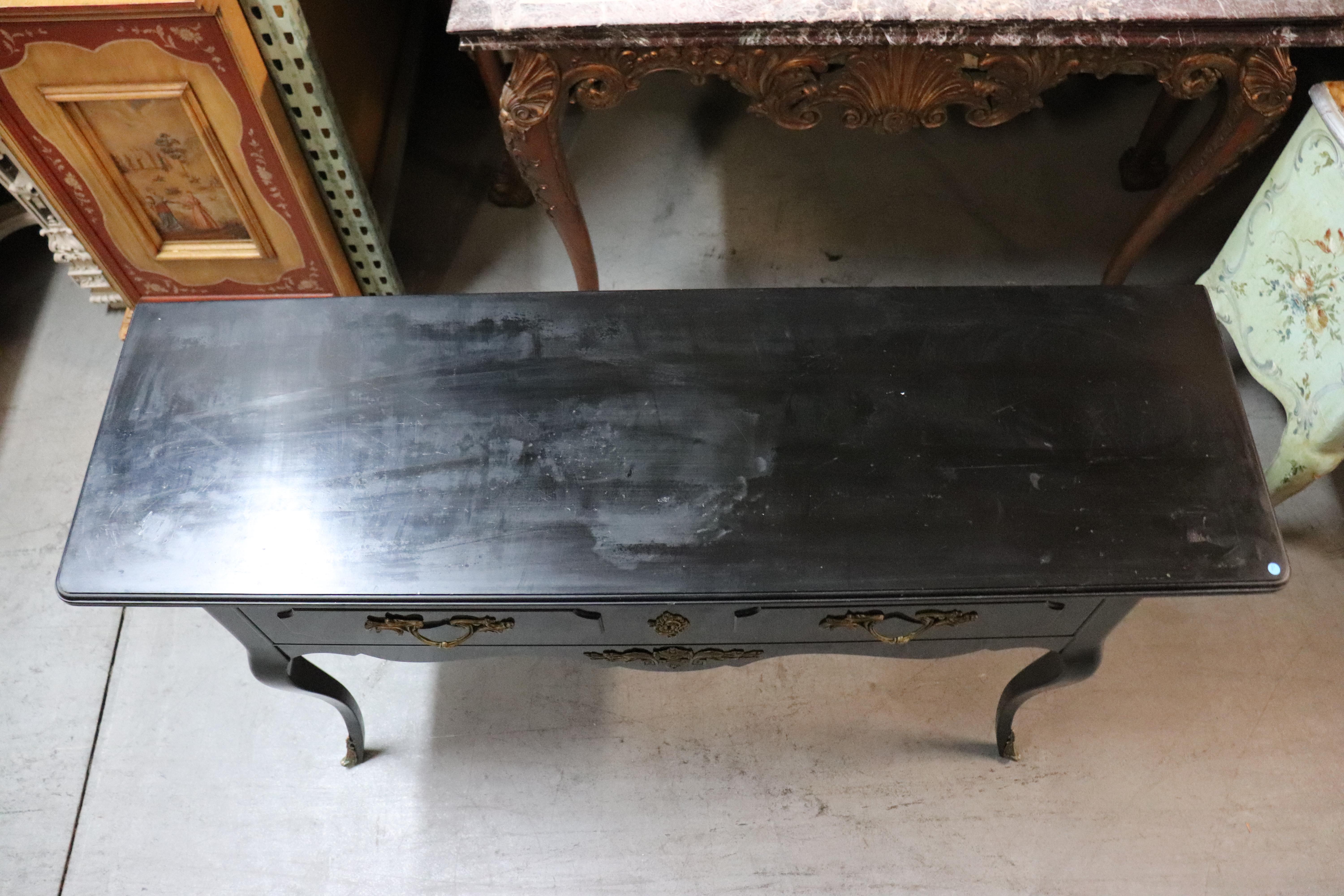 Tavolo da console in stile Luigi XV con montatura in bronzo e lacca nera di alta qualità in vendita 12