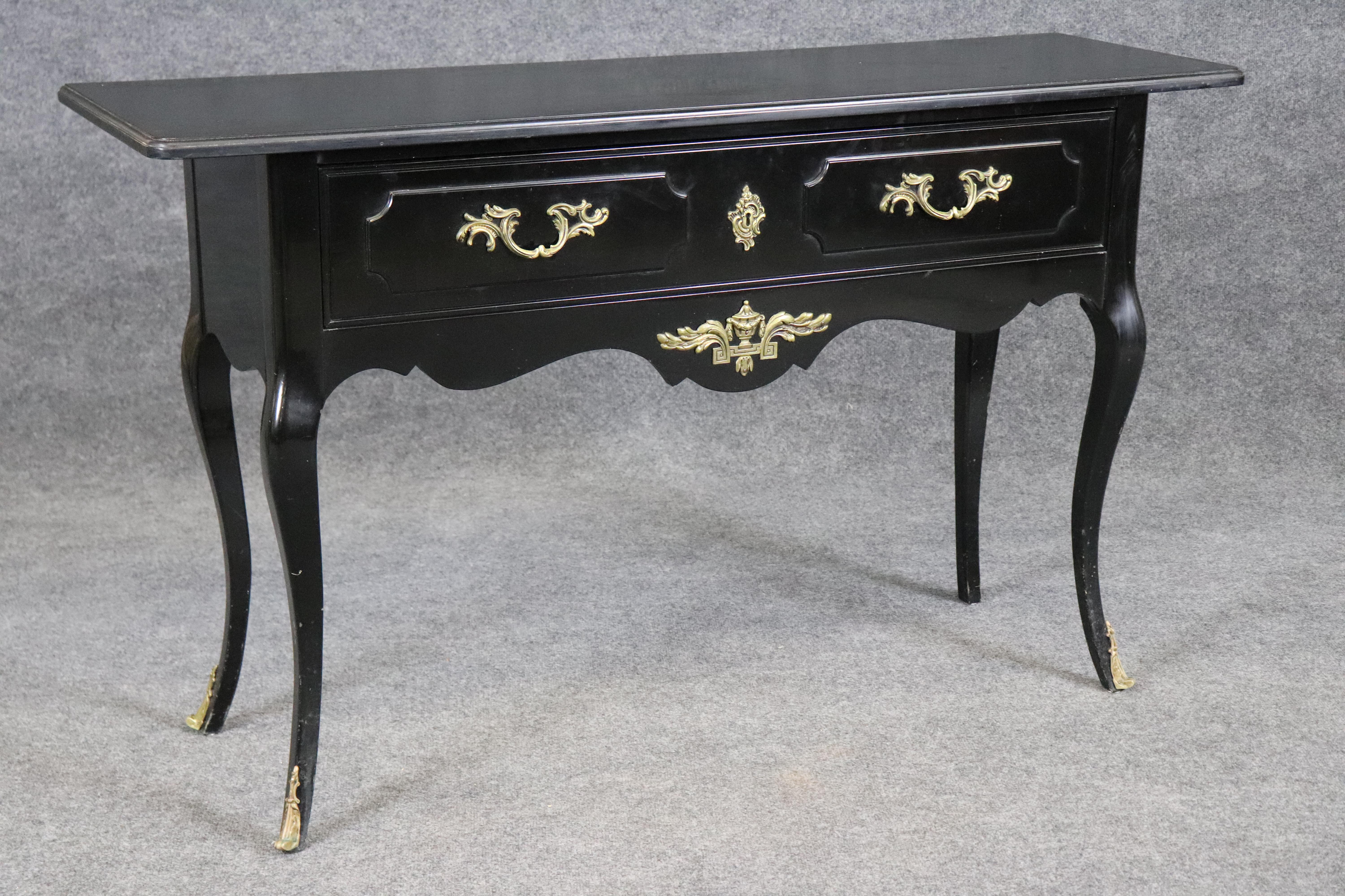 Si tratta di una superba console francese in stile Luigi XV ebanizzata da Bodart. Erano di proprietà di Jacques Bodart, un mobiliere francese che utilizzava tecniche francesi e produceva i suoi mobili negli Stati Uniti. Le condizioni sono buone, ma