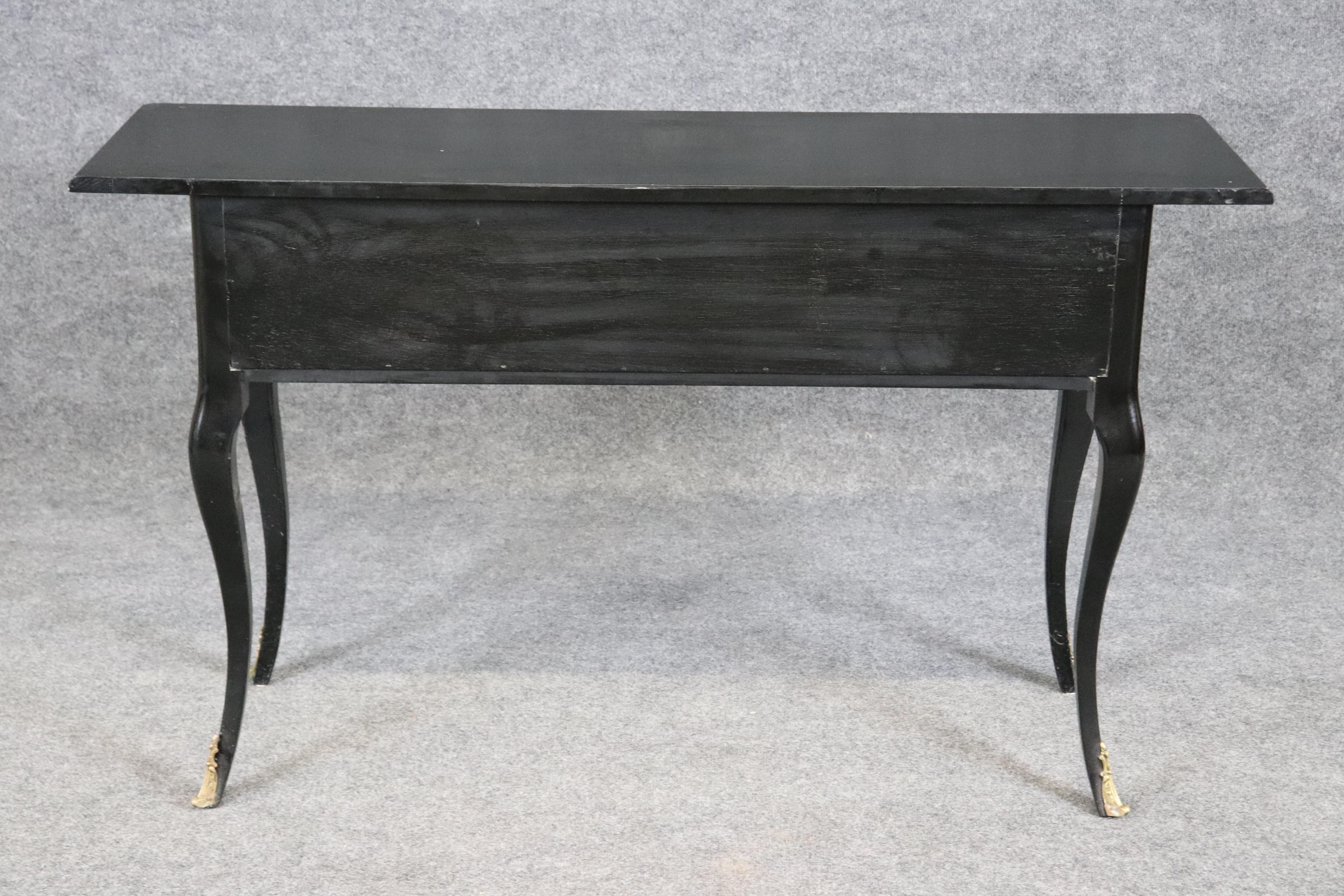 Metà XX secolo Tavolo da console in stile Luigi XV con montatura in bronzo e lacca nera di alta qualità in vendita
