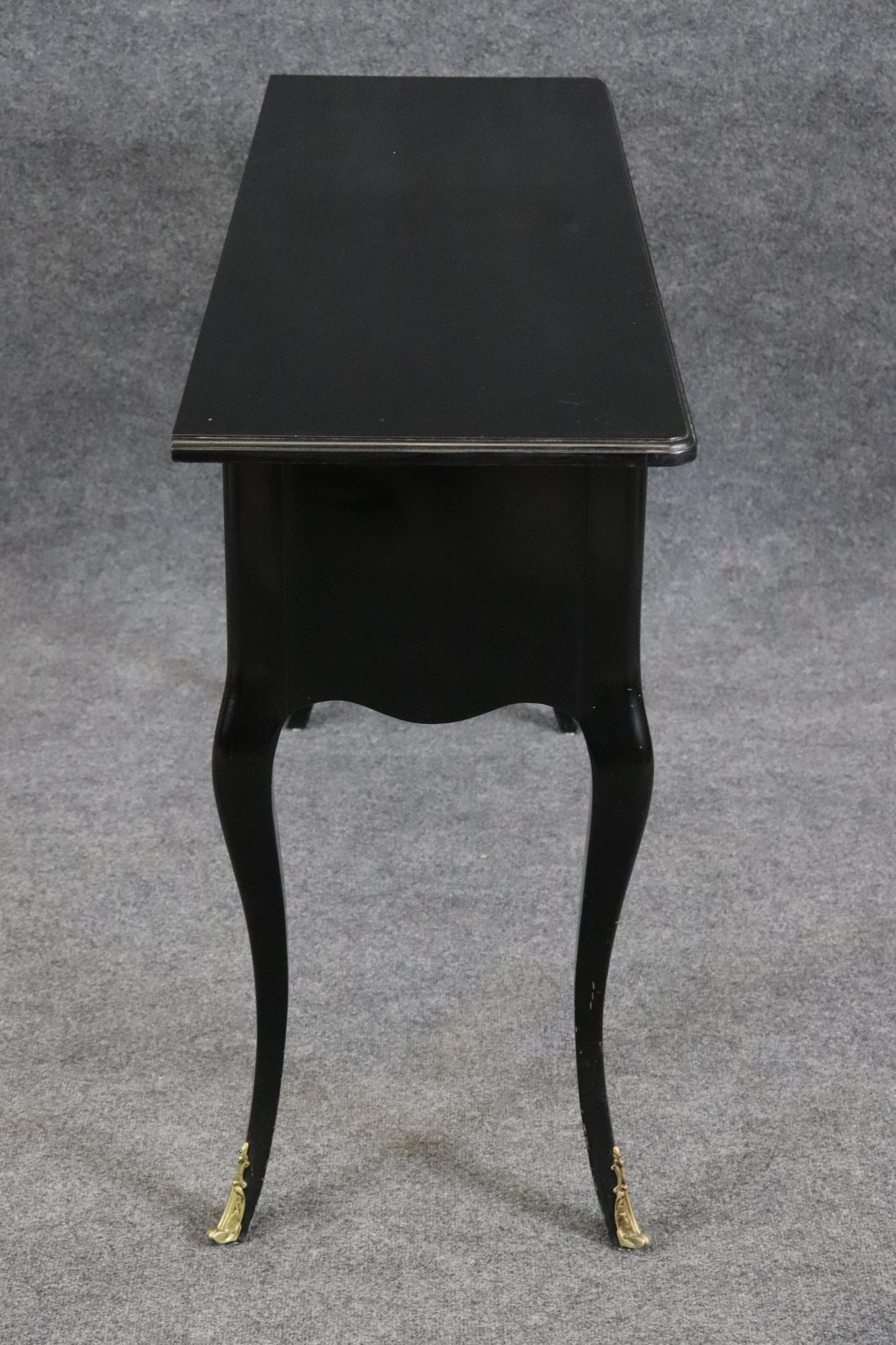 Bronzo Tavolo da console in stile Luigi XV con montatura in bronzo e lacca nera di alta qualità in vendita