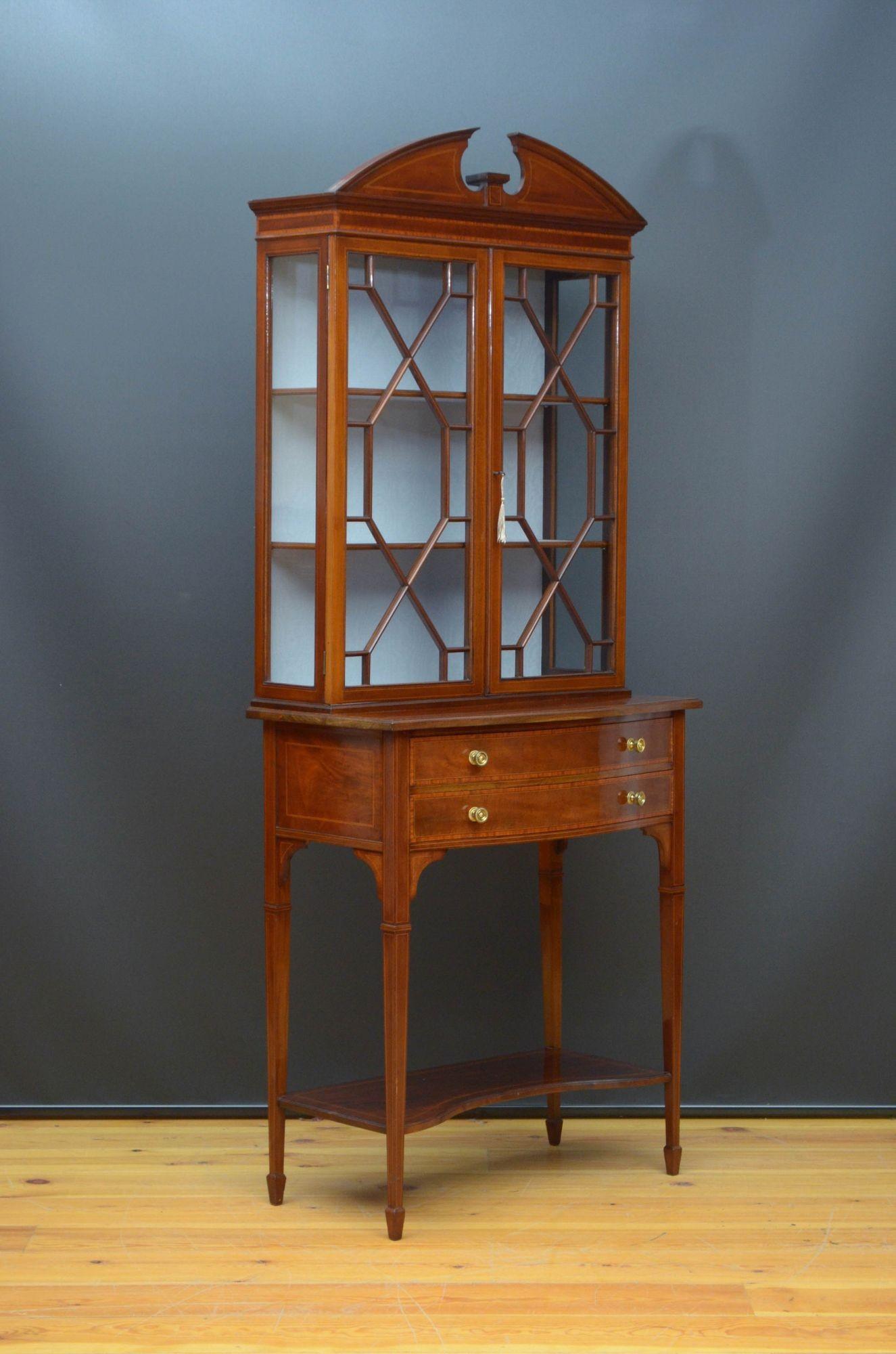 English Fine Quality Edwardian Display Cabinet in Mahogany For Sale