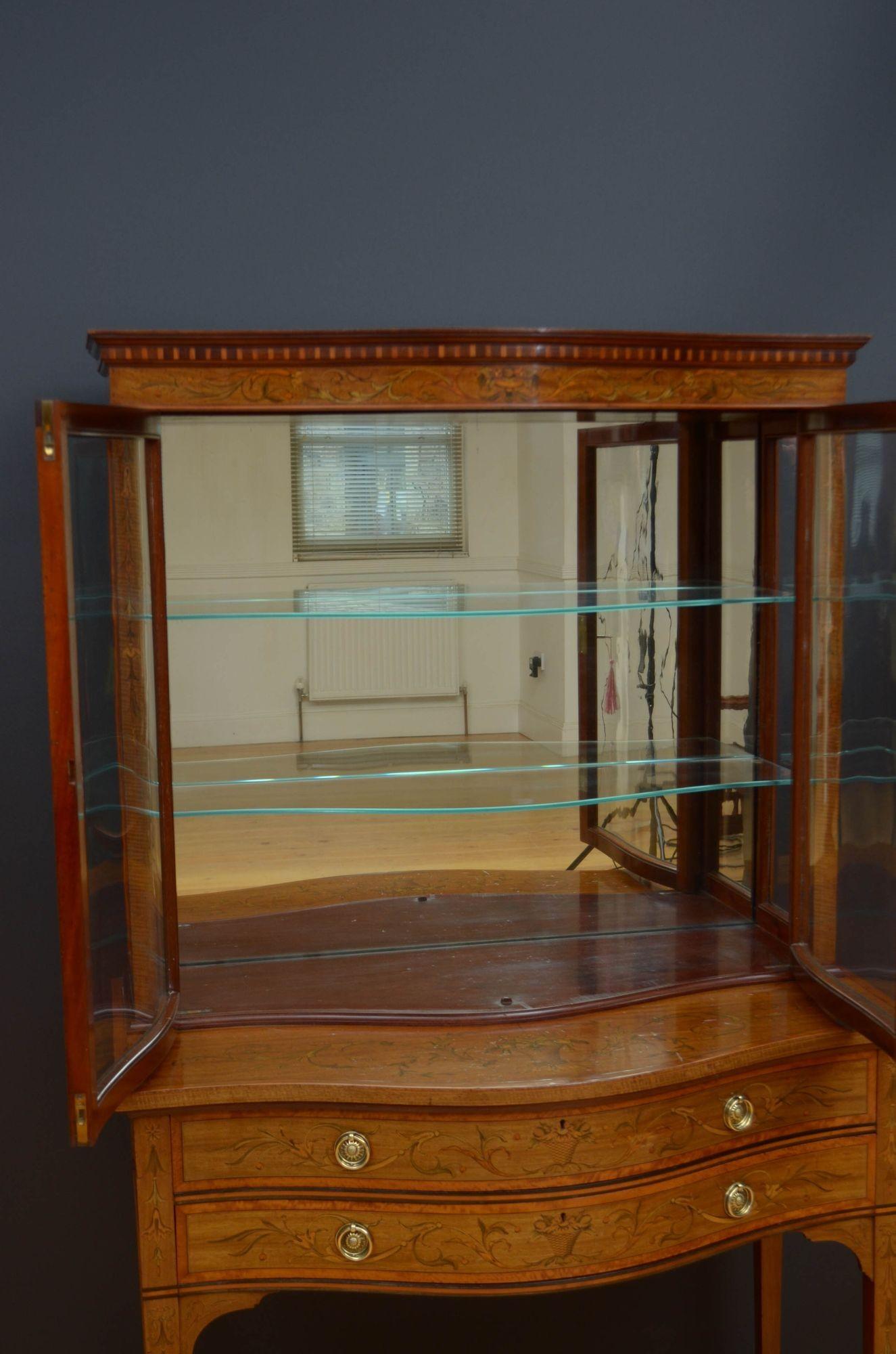English Fine Quality Edwardian Display Cabinet in Mahogany For Sale