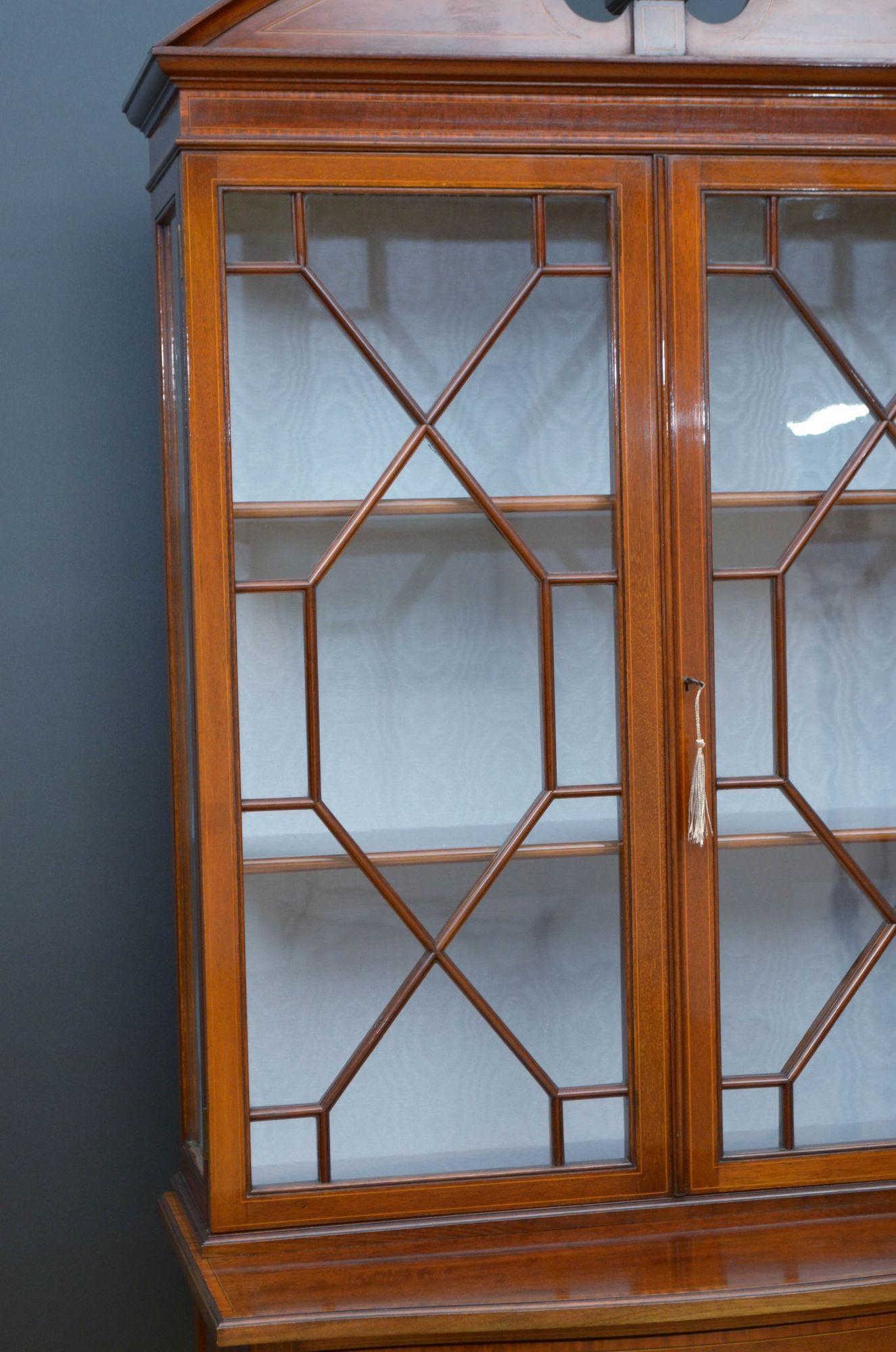 Fine Quality Edwardian Display Cabinet in Mahogany In Good Condition For Sale In Whaley Bridge, GB