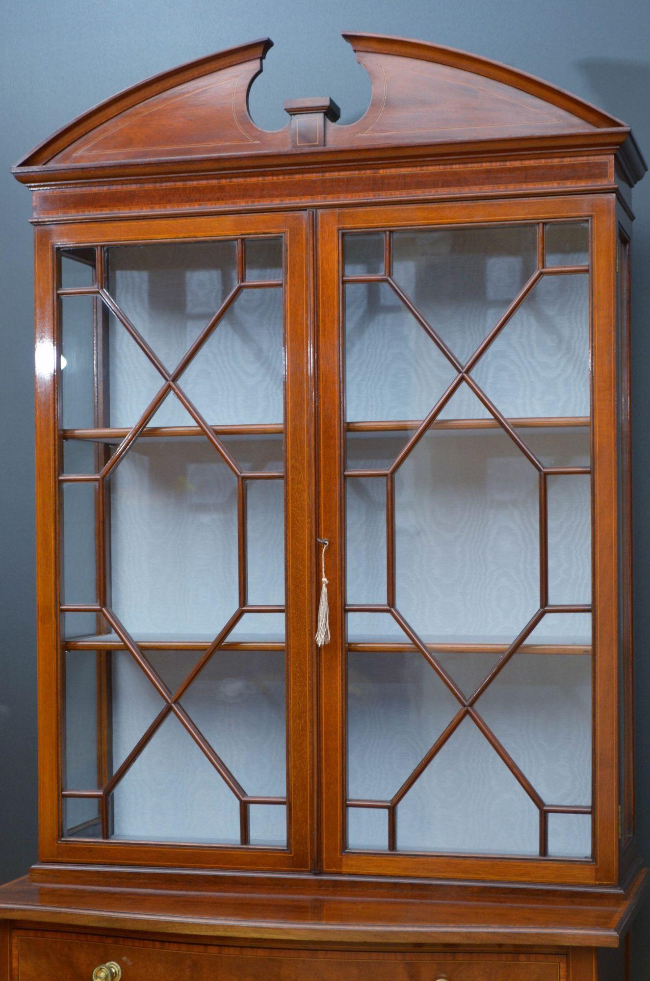 Fine Quality Edwardian Display Cabinet in Mahogany For Sale 1