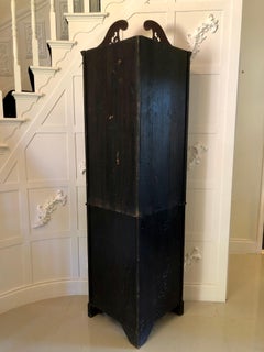 Armoire d'angle en acajou marqueté de belle qualité datant de l'époque édouardienne