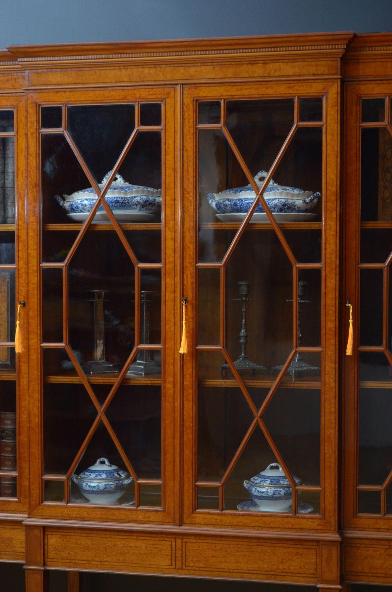 Armoire-bibliothèque en bois de satin de belle qualité datant de l'époque édouardienne en vente 5