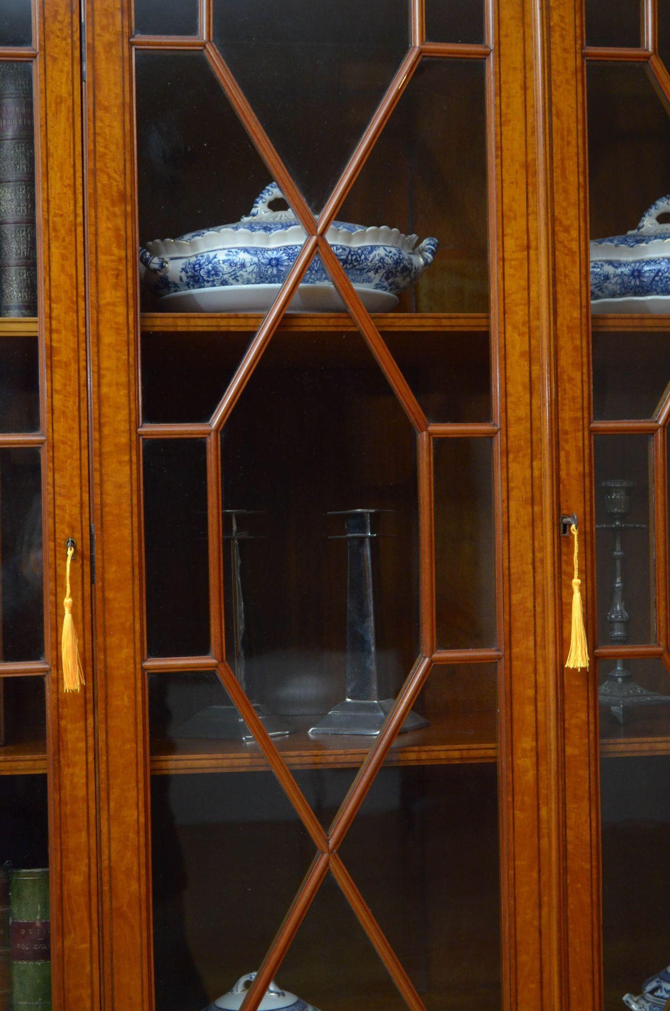 Armoire-bibliothèque en bois de satin de belle qualité datant de l'époque édouardienne en vente 7