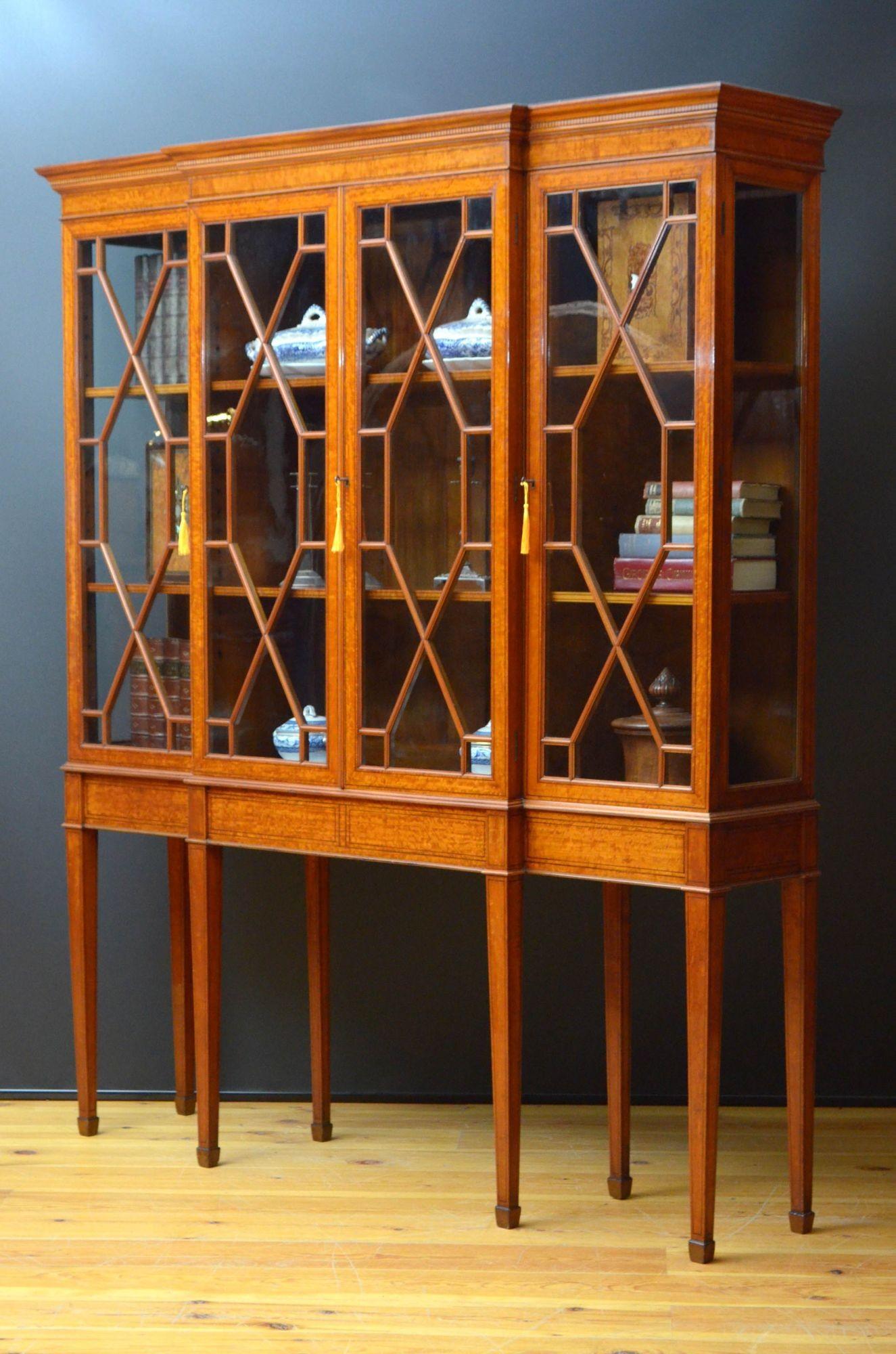 Sn5508 Superb Edwardian satinwood vitrine or bookcase of breakfront design, having cavetto cornice above a dentil inlaid moulding and string inlaid frieze, four string inlaid glazed door, all fitted with original working locks and key and enclosing