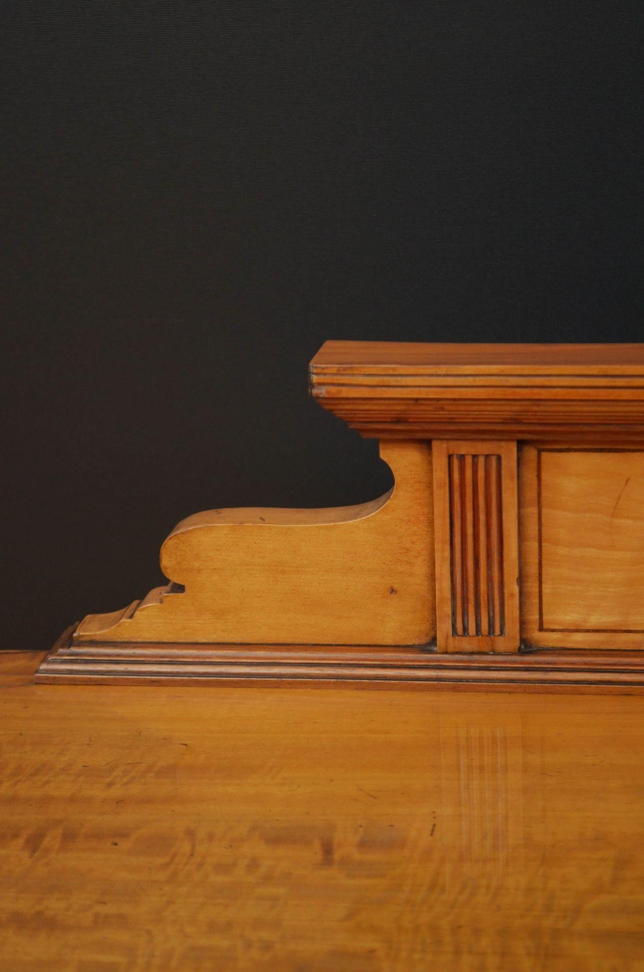 Armoire-bibliothèque en bois de satin de belle qualité datant de l'époque édouardienne Bon état - En vente à Whaley Bridge, GB