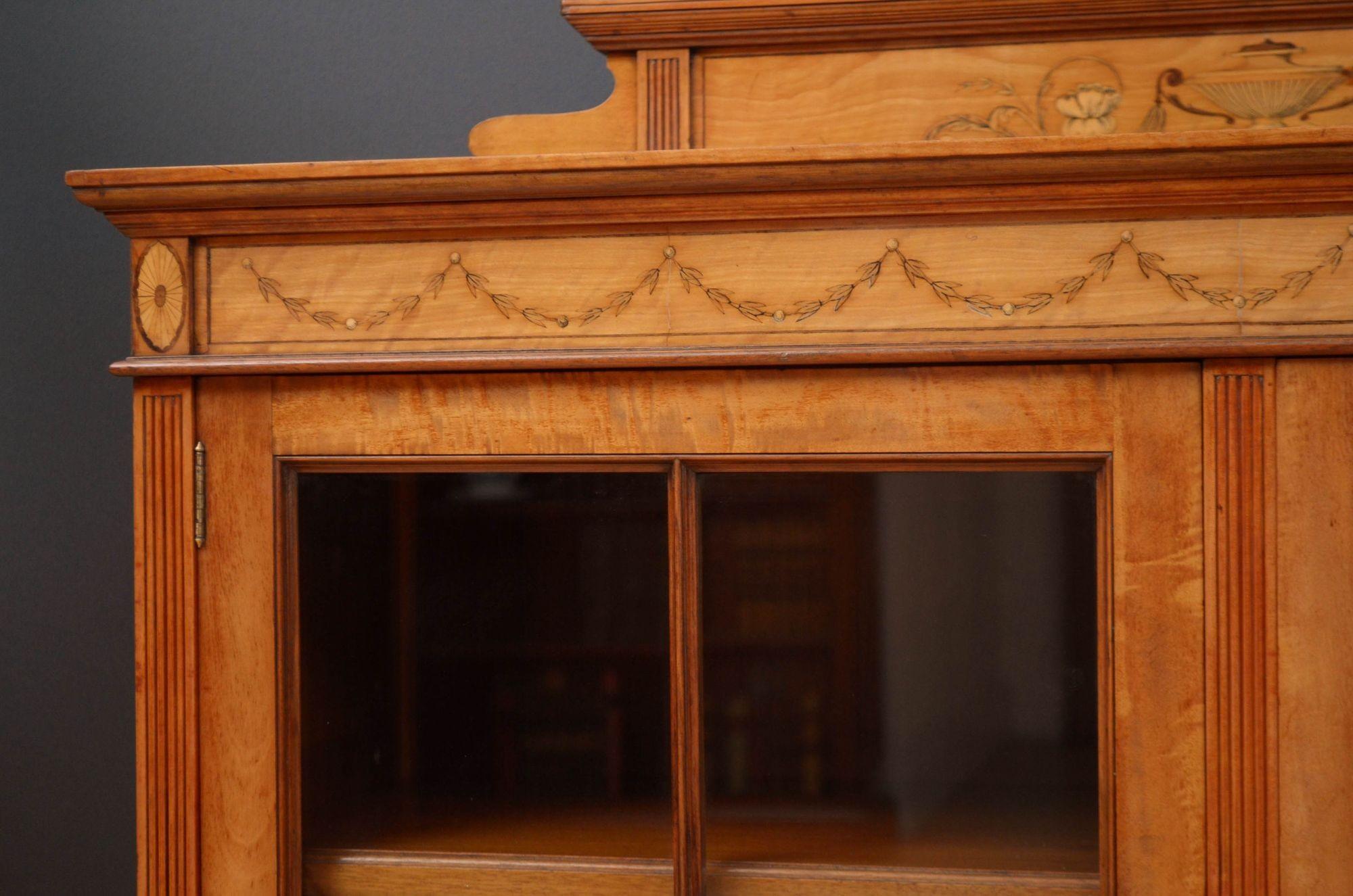 Armoire-bibliothèque en bois de satin de belle qualité datant de l'époque édouardienne en vente 2