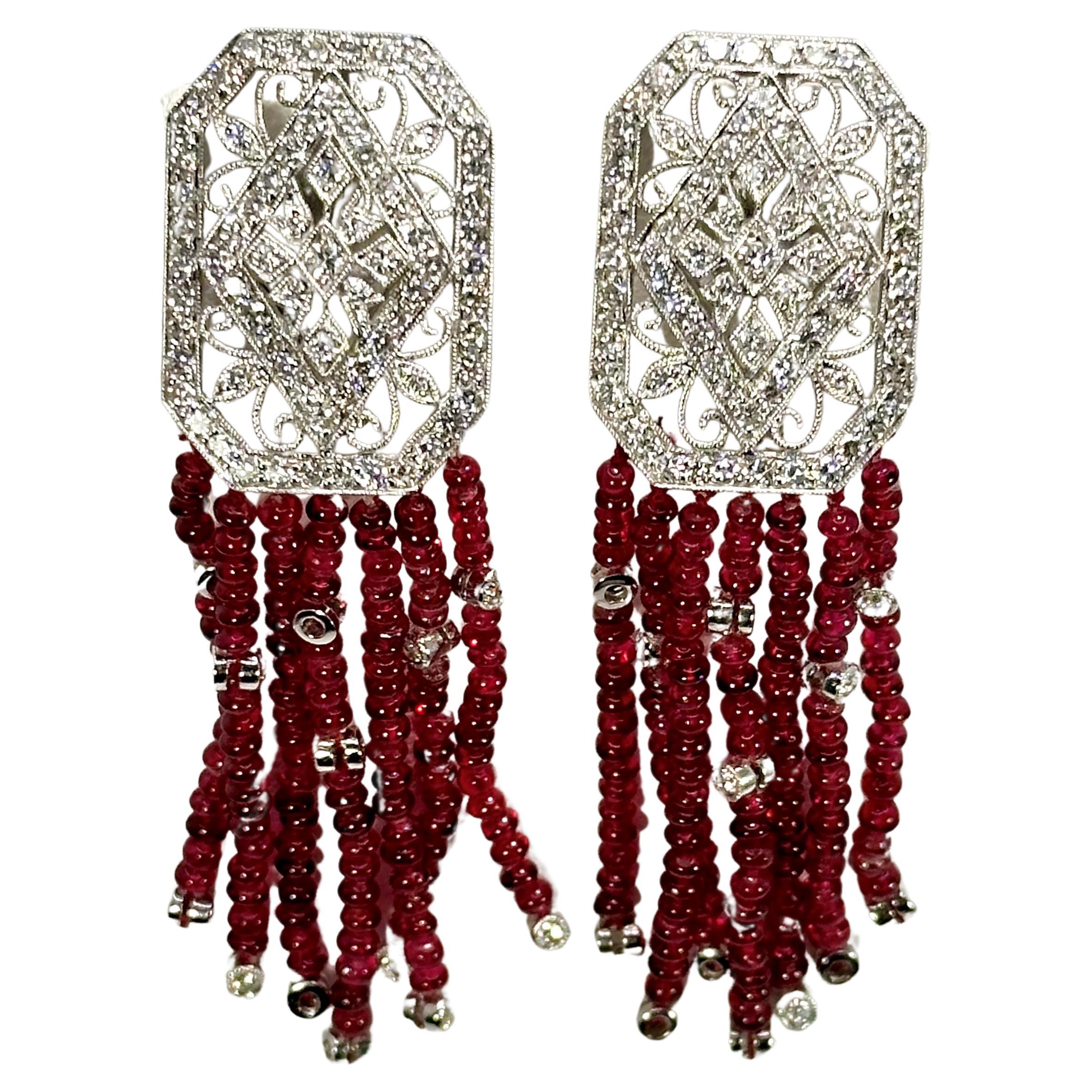 Prendendo spunto dal design edoardiano, questi orecchini in oro bianco 18 carati presentano una bellissima lavorazione aperta su uno sfondo di diamanti. Su ogni orecchino pendono sette fili di perline di spinello con diamanti intercalati e alla fine