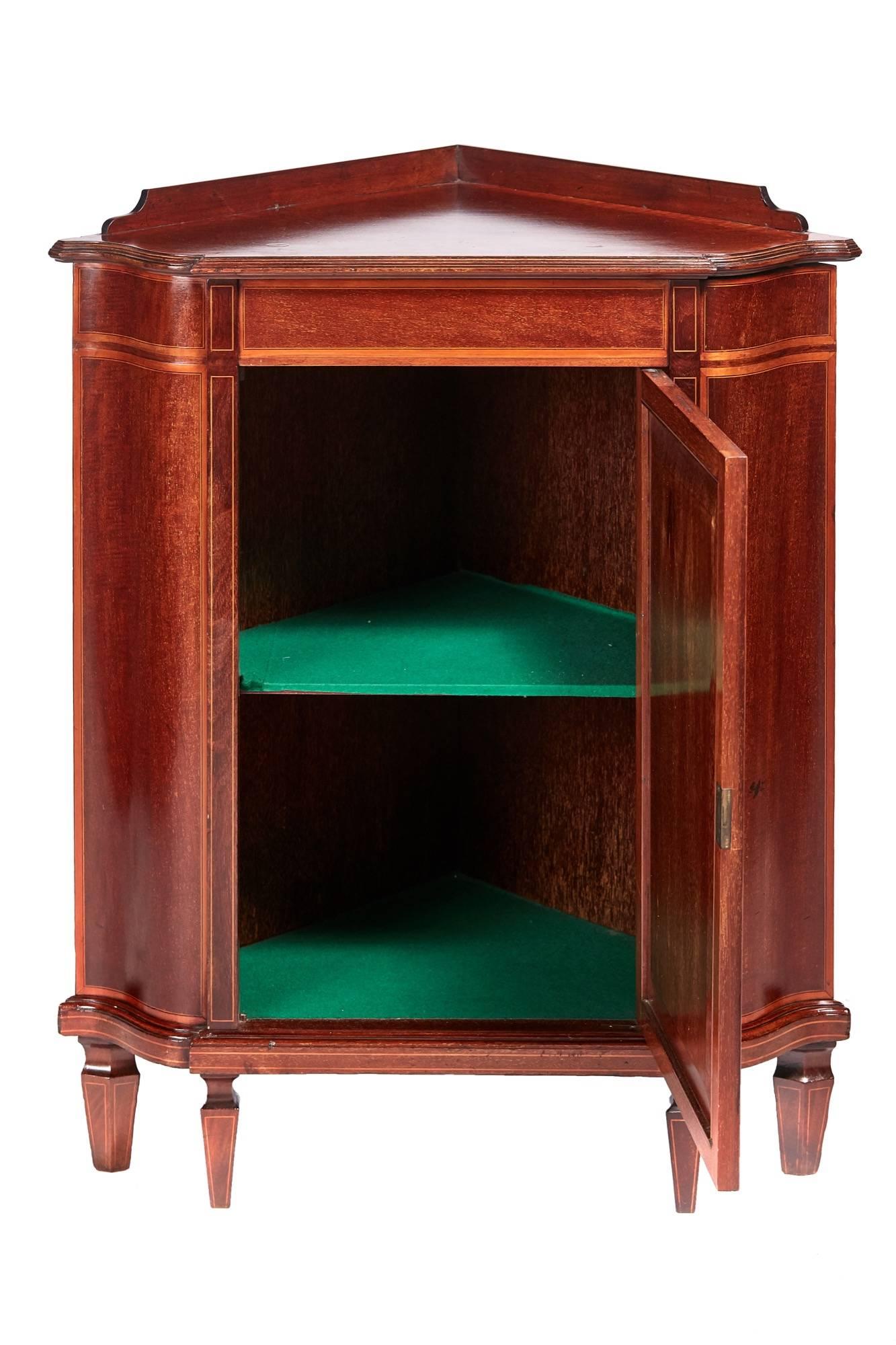 Fine quality Edwards and Roberts inlaid mahogany corner cabinet with a low gallery back lovely mahogany top crossbanded in satinwood, boxwood and ebony stringing, lovely inlaid satinwood shell to the centre door, opens to reveal a fitted shelf,