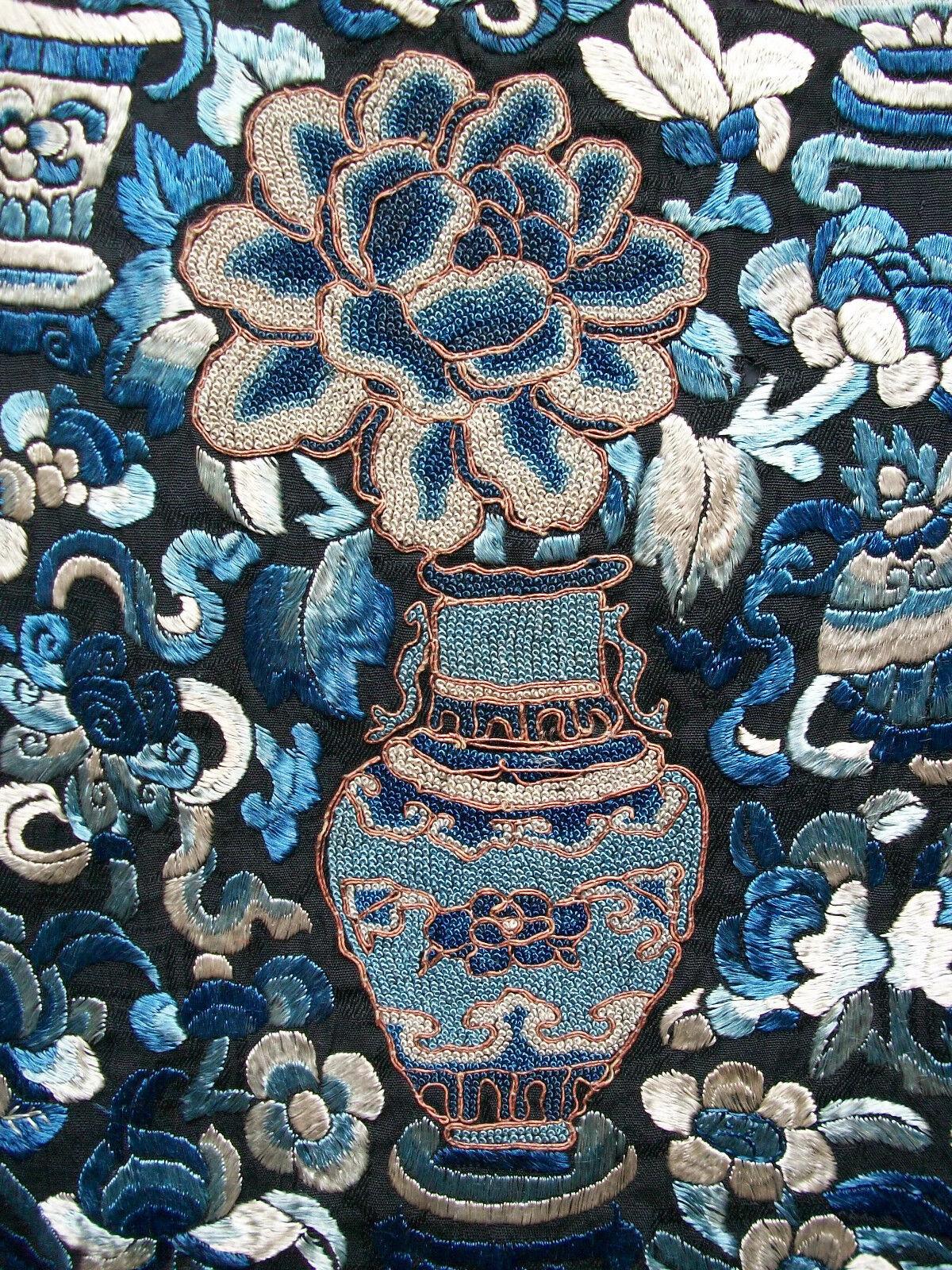 Bestickte Seide von hoher Qualität - Qing-Dynastie, China, Mitte des 19. Jahrhunderts (Chinesischer Export) im Angebot