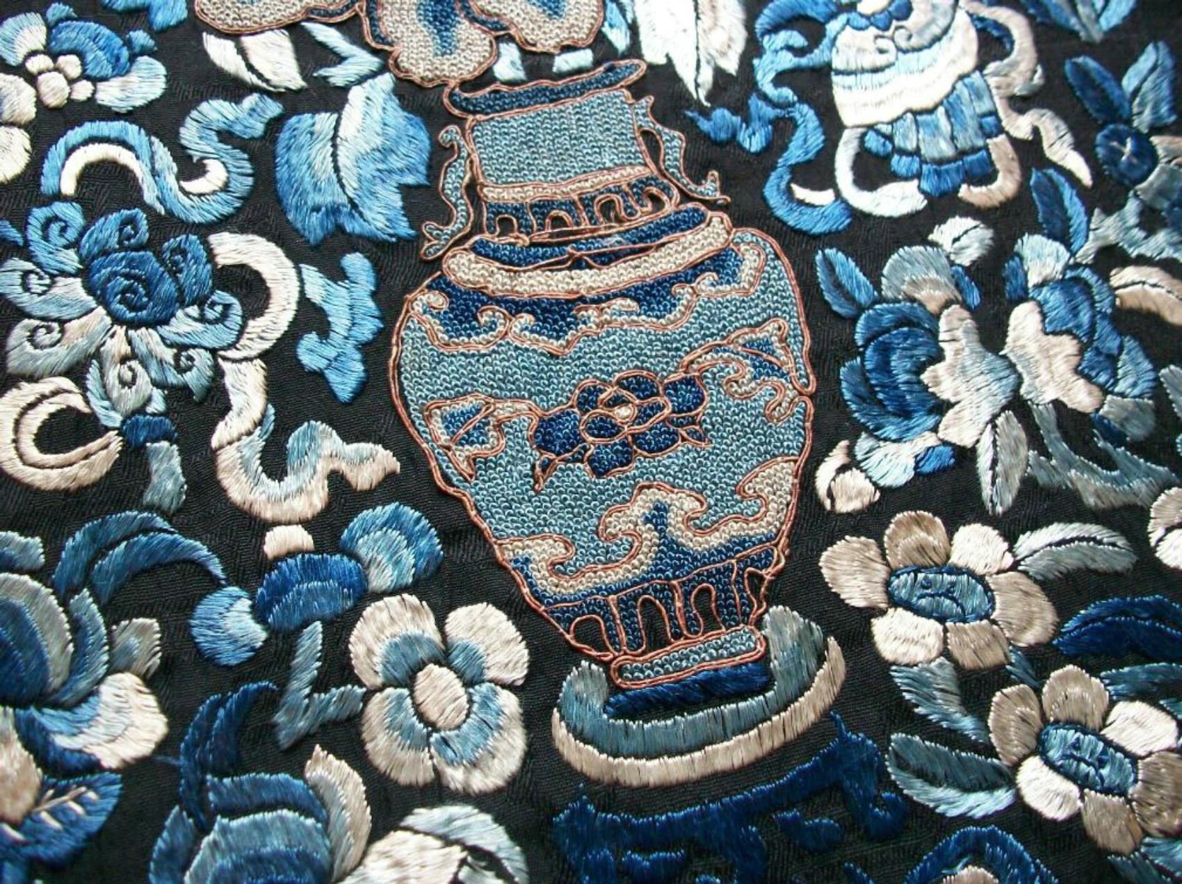 Bestickte Seide von hoher Qualität - Qing-Dynastie, China, Mitte des 19. Jahrhunderts (Handgefertigt) im Angebot