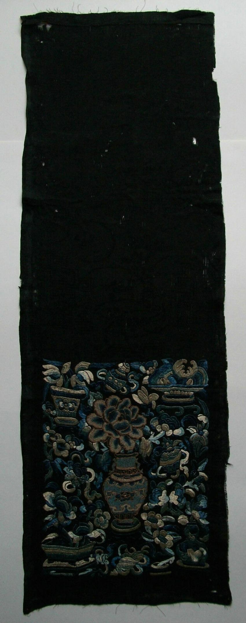 Fine Quality Embroidery on Silk - Qing Dynasty, China, Mid 19th Century In Good Condition For Sale In Chatham, ON