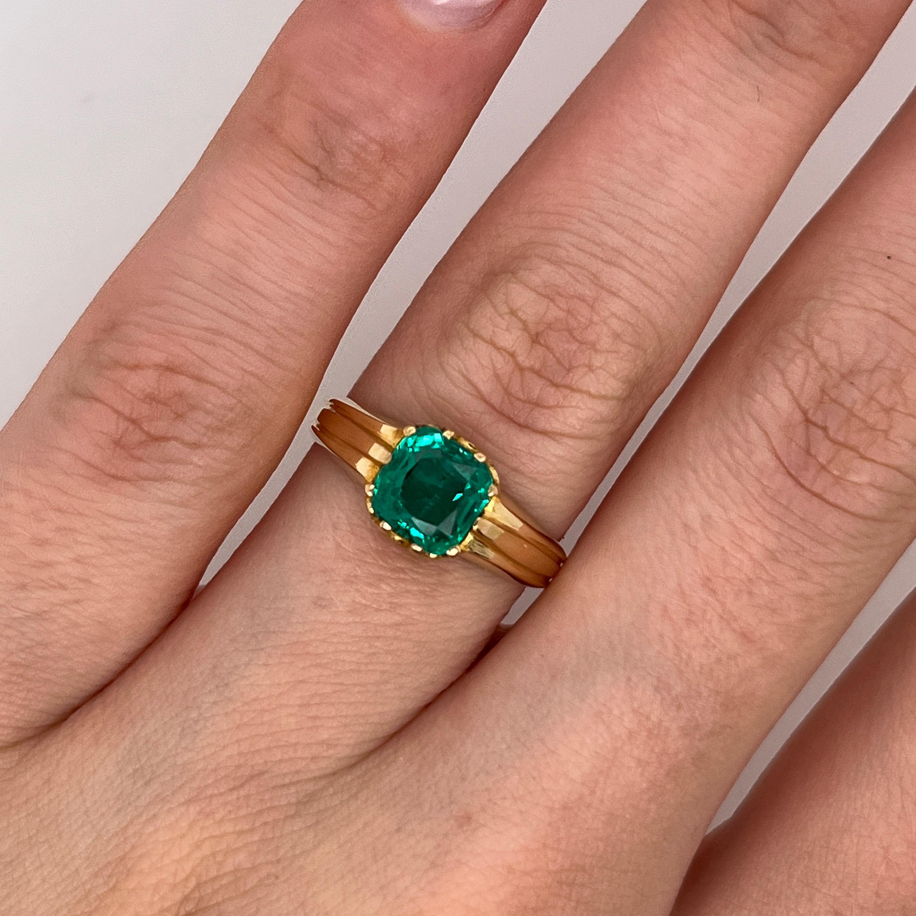 Questo lussuoso anello, dal design sofisticato e senza tempo, è caratterizzato da un ricco smeraldo naturale di 1,40 carati incastonato nell'oro giallo 18 carati.

Peso totale dello smeraldo: 1,40ct apox.
Peso totale: 3.60 g
Misura dell'anello: