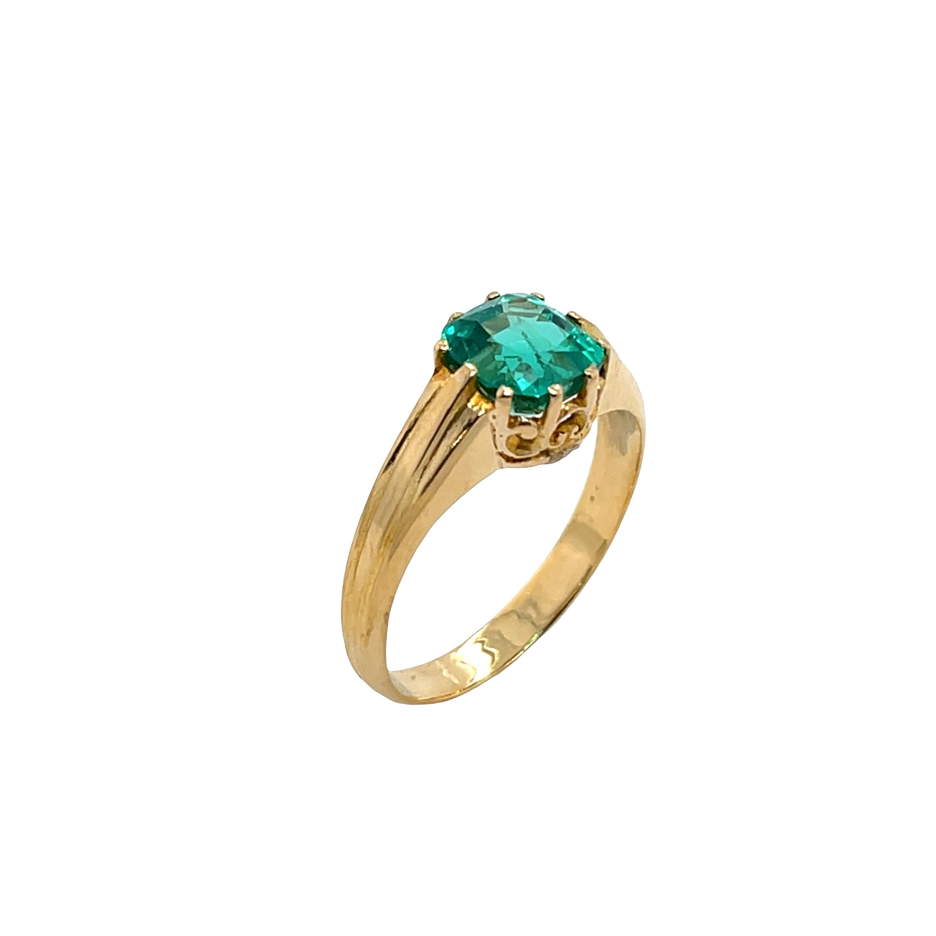 Quadrato Anello con smeraldo di alta qualità incastonato in oro giallo 18ct in vendita