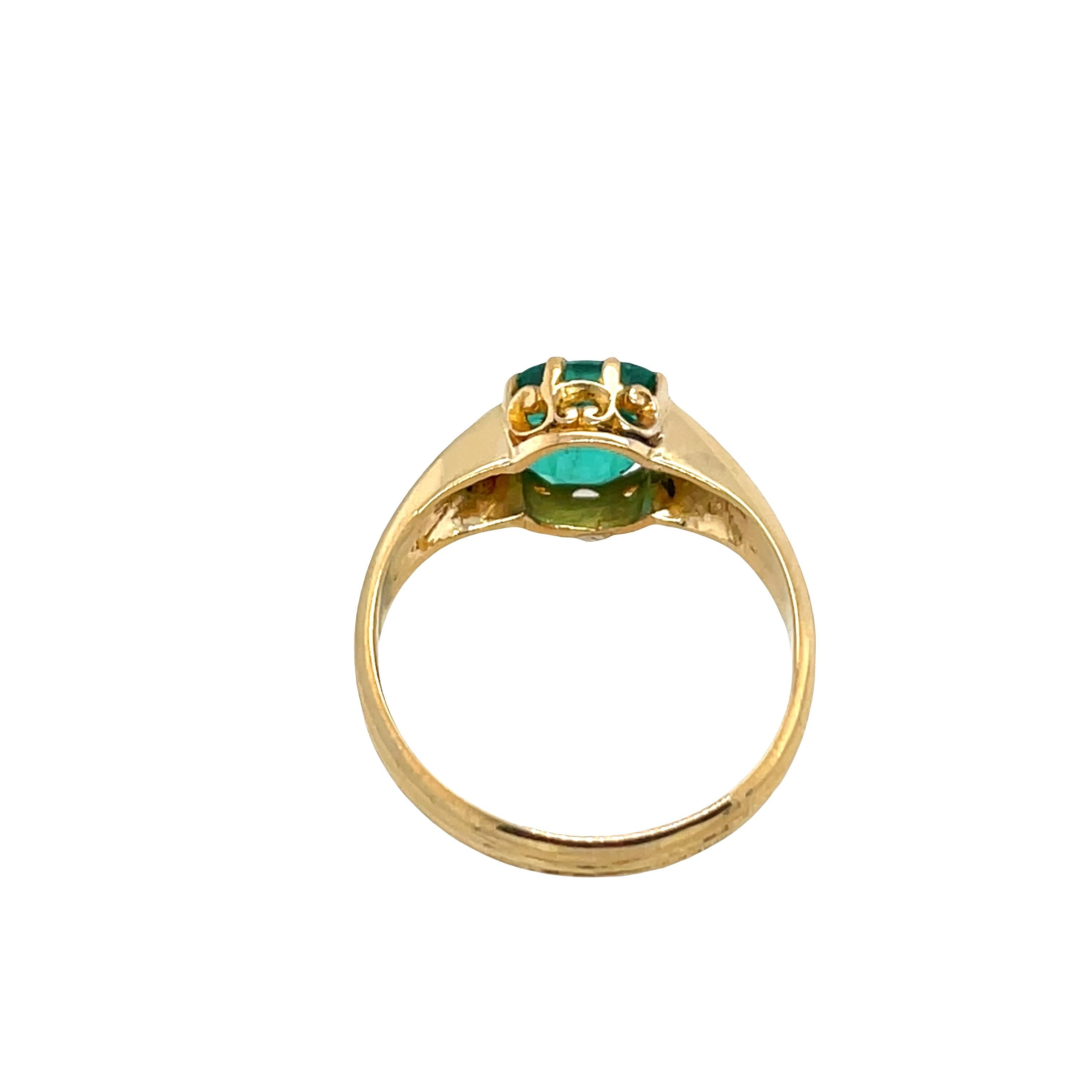 Uomo Anello con smeraldo di alta qualità incastonato in oro giallo 18ct in vendita