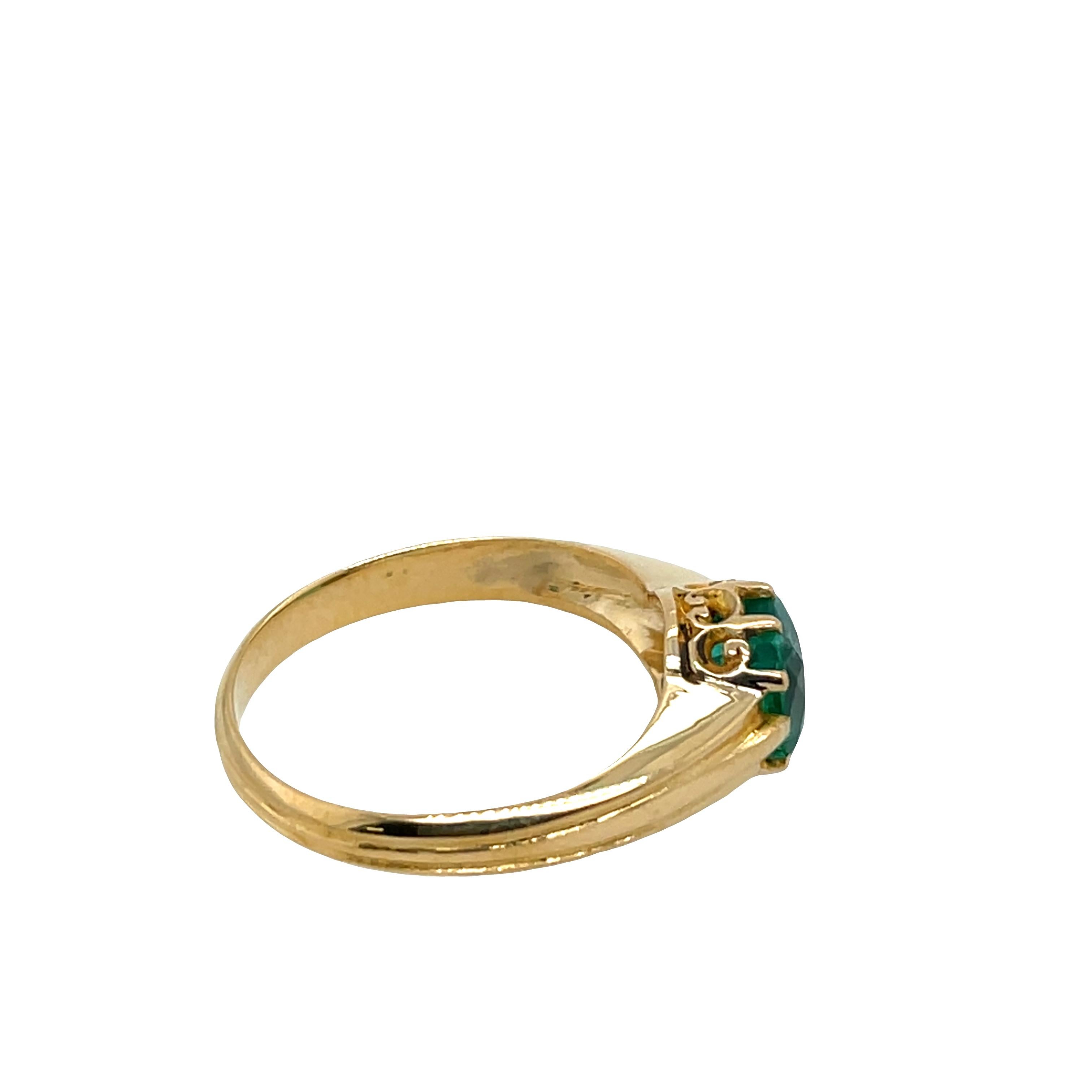 Anello con smeraldo di alta qualità incastonato in oro giallo 18ct in vendita 1