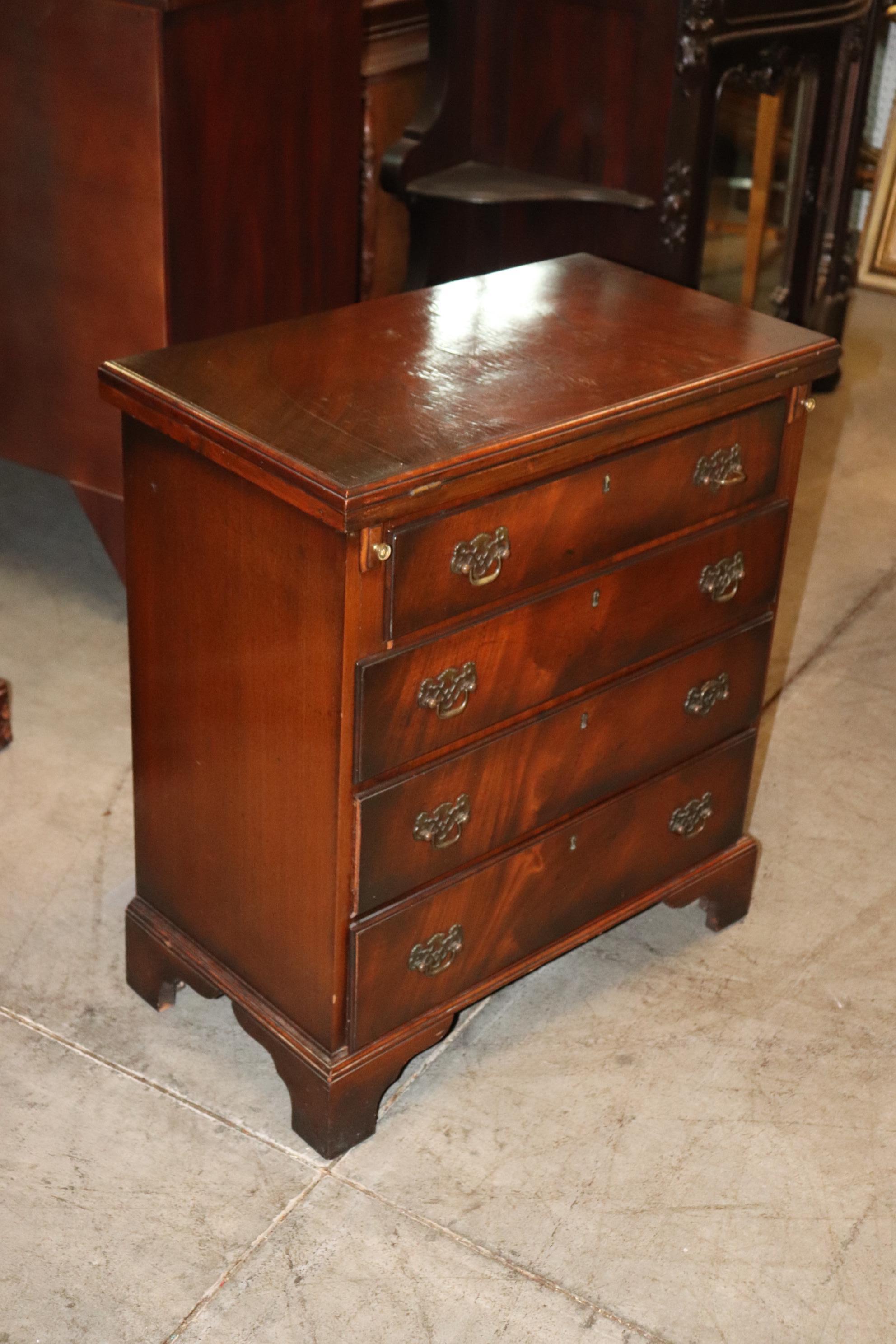 Fine Quality English Mahogany Georgian Style Bachelors Chest Nightstand For Sale 8