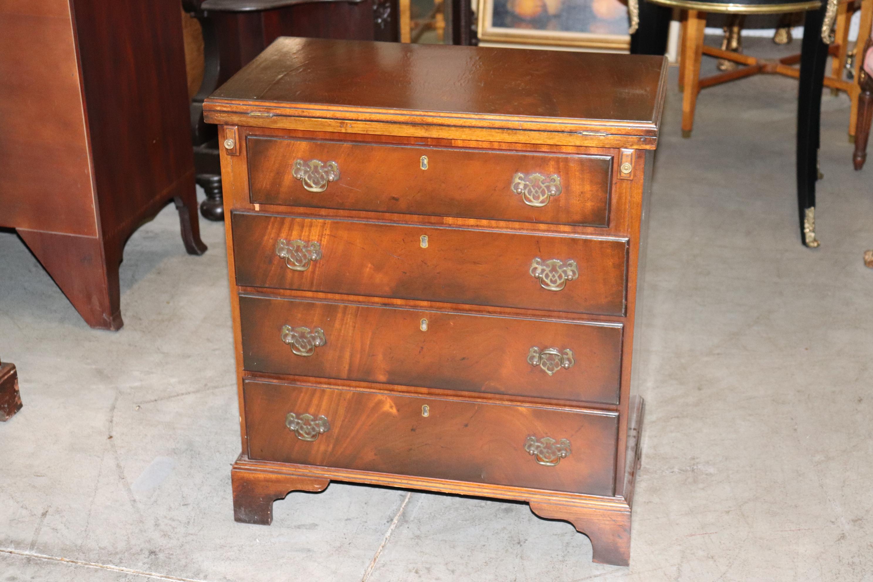 Fine Quality English Mahogany Georgian Style Bachelors Chest Nightstand In Good Condition For Sale In Swedesboro, NJ