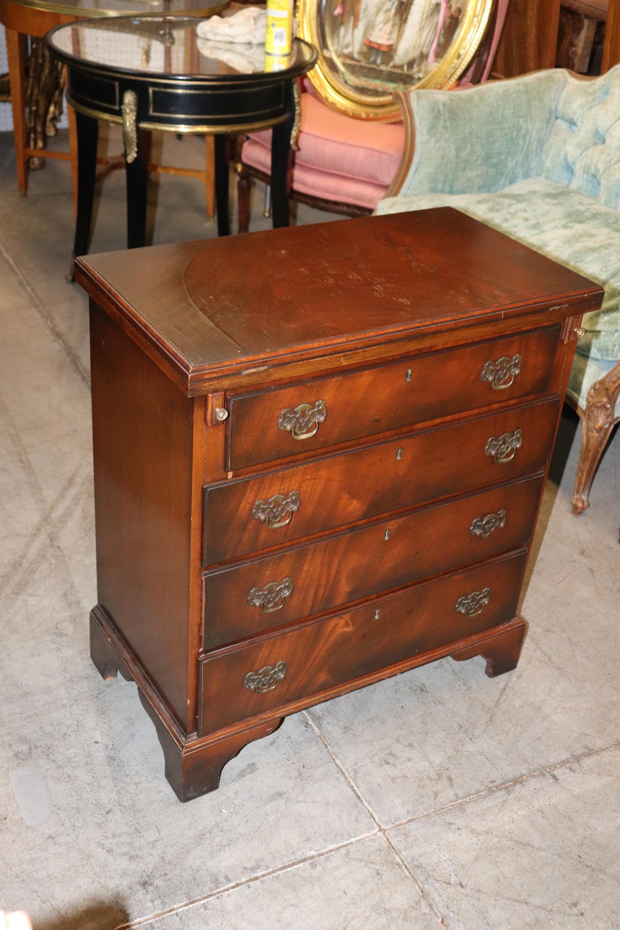 Mid-20th Century Fine Quality English Mahogany Georgian Style Bachelors Chest Nightstand For Sale