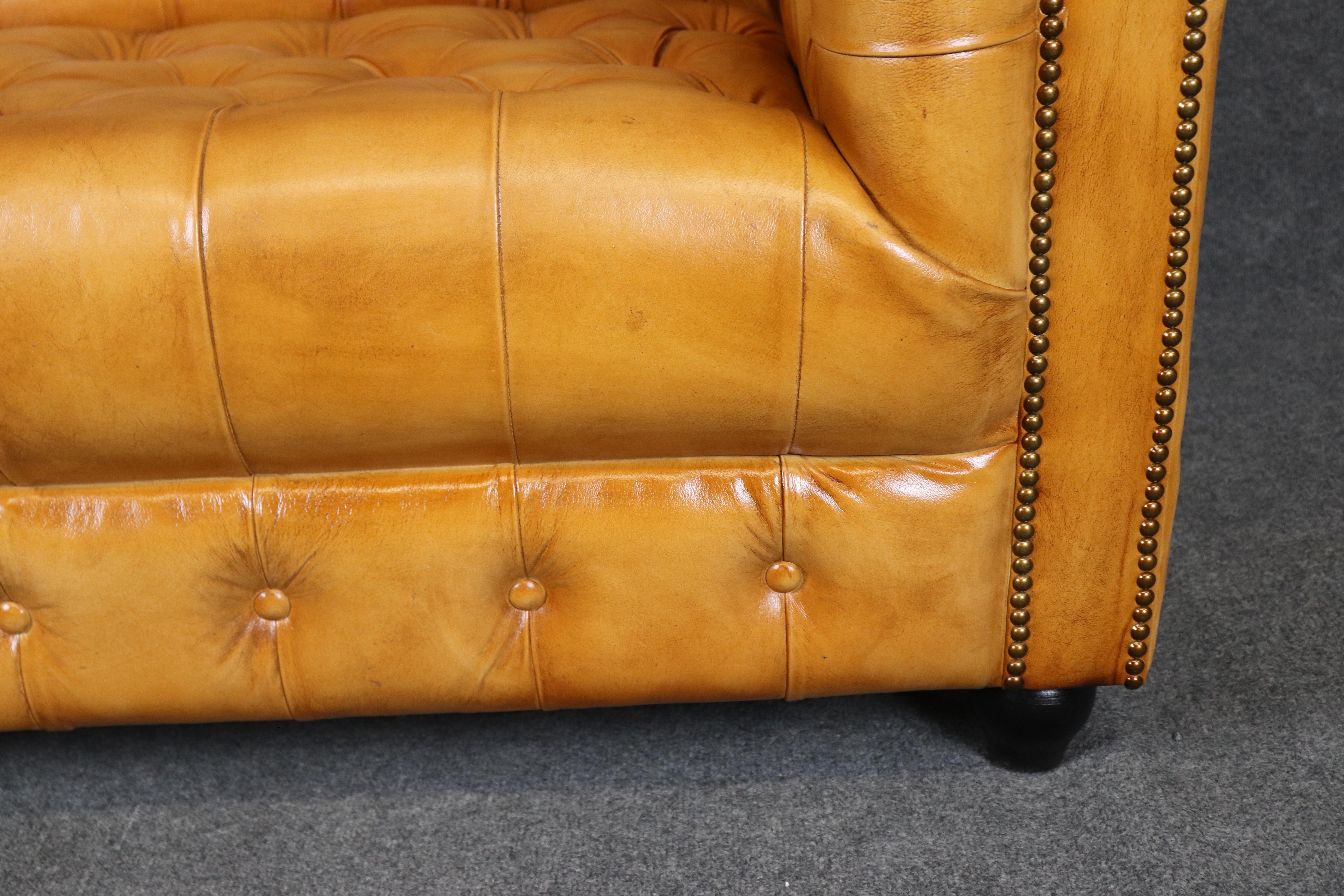 Feine Qualität Englisch getuftet Karamell getönten Chesterfield Sofa Settee 71 Zoll lang im Angebot 4