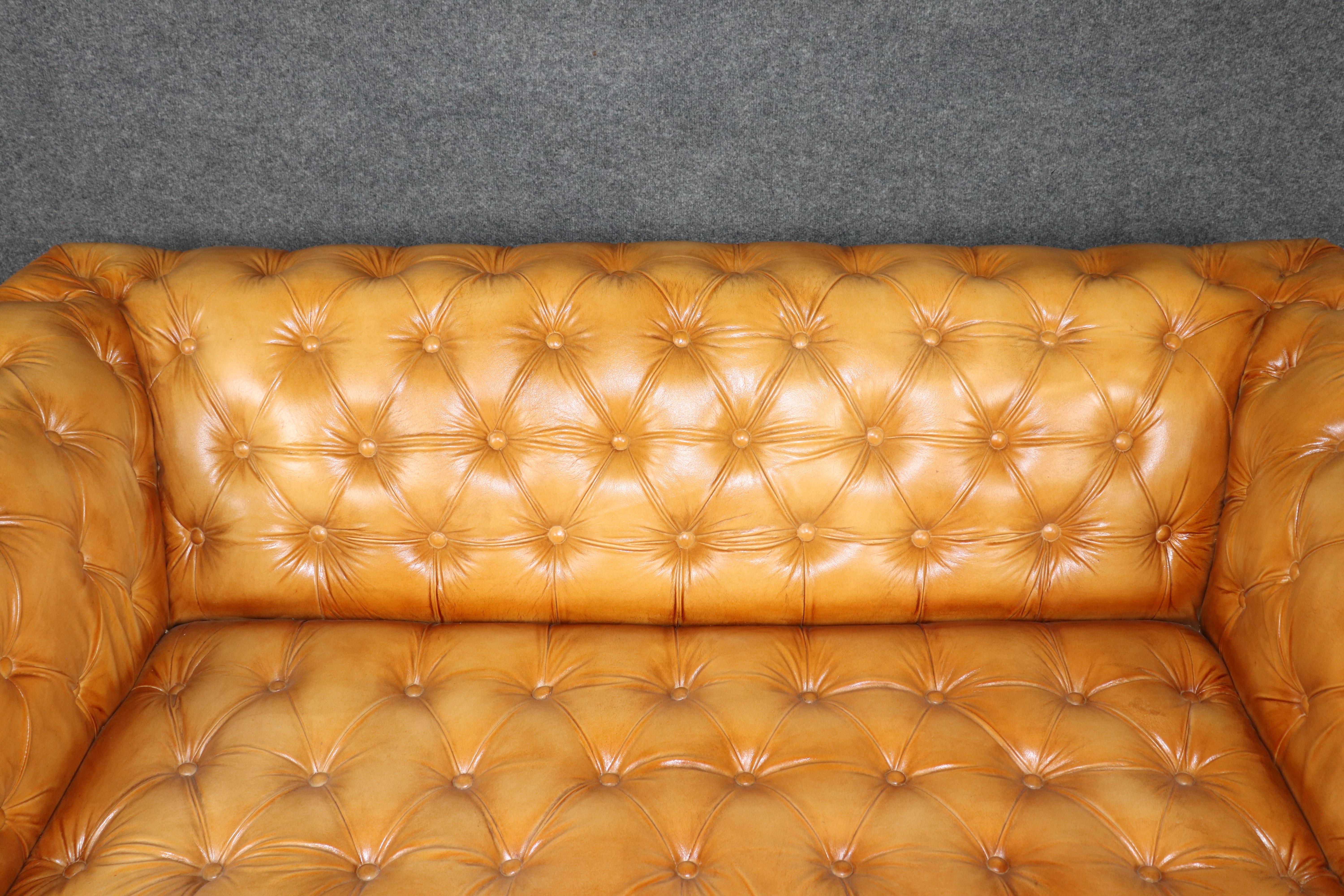 Feine Qualität Englisch getuftet Karamell getönten Chesterfield Sofa Settee 71 Zoll lang im Angebot 5