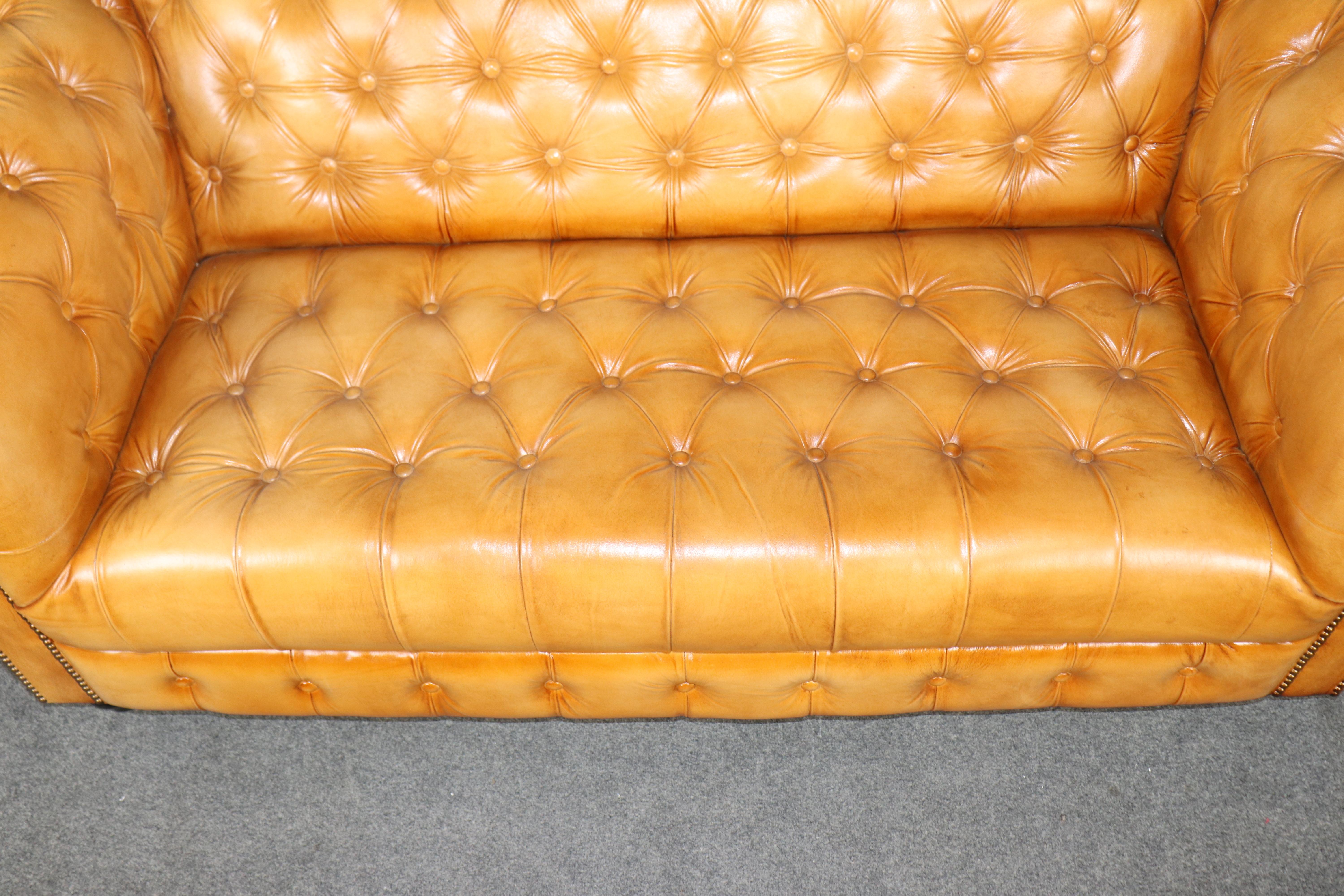 Feine Qualität Englisch getuftet Karamell getönten Chesterfield Sofa Settee 71 Zoll lang im Angebot 6