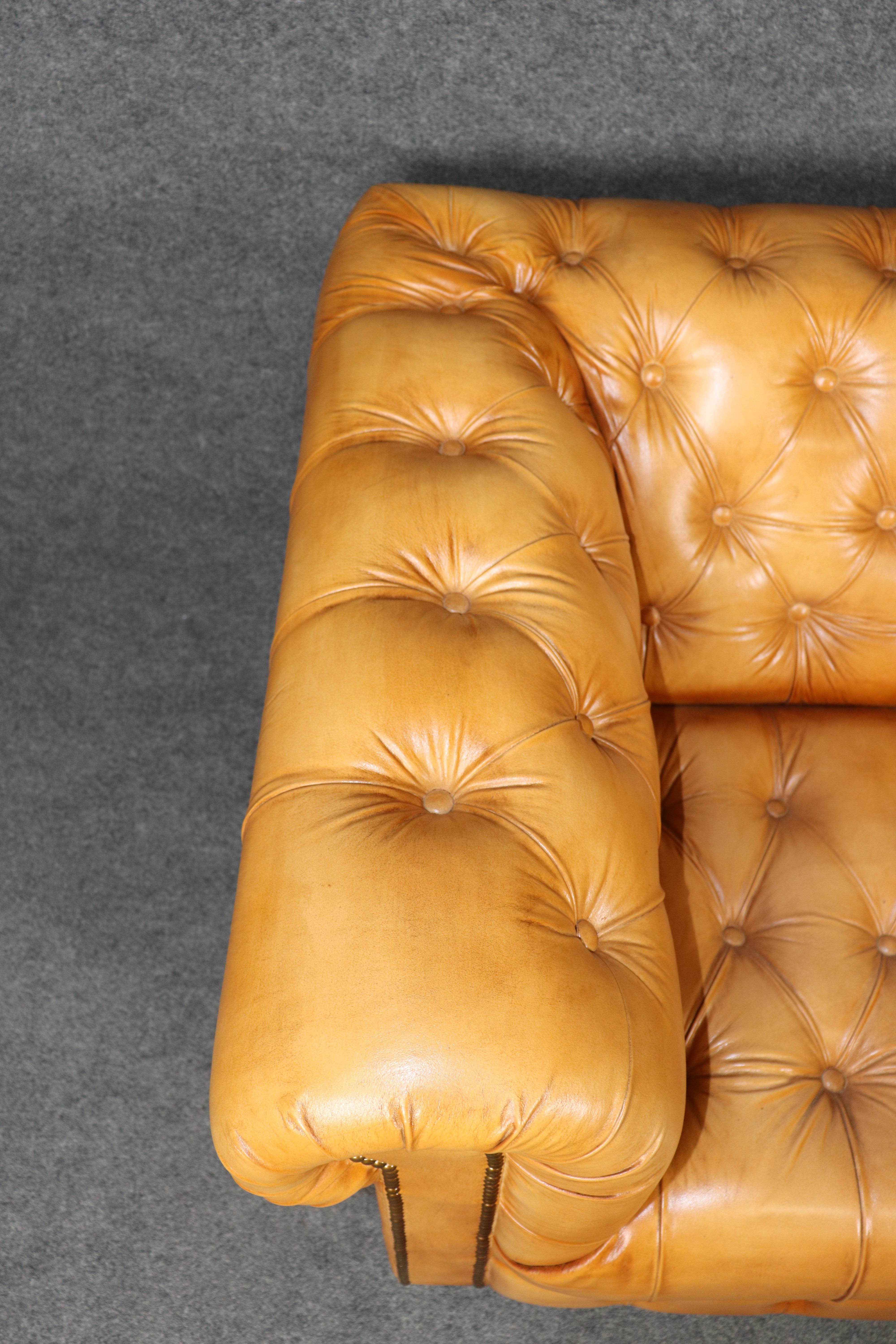 Feine Qualität Englisch getuftet Karamell getönten Chesterfield Sofa Settee 71 Zoll lang im Angebot 7